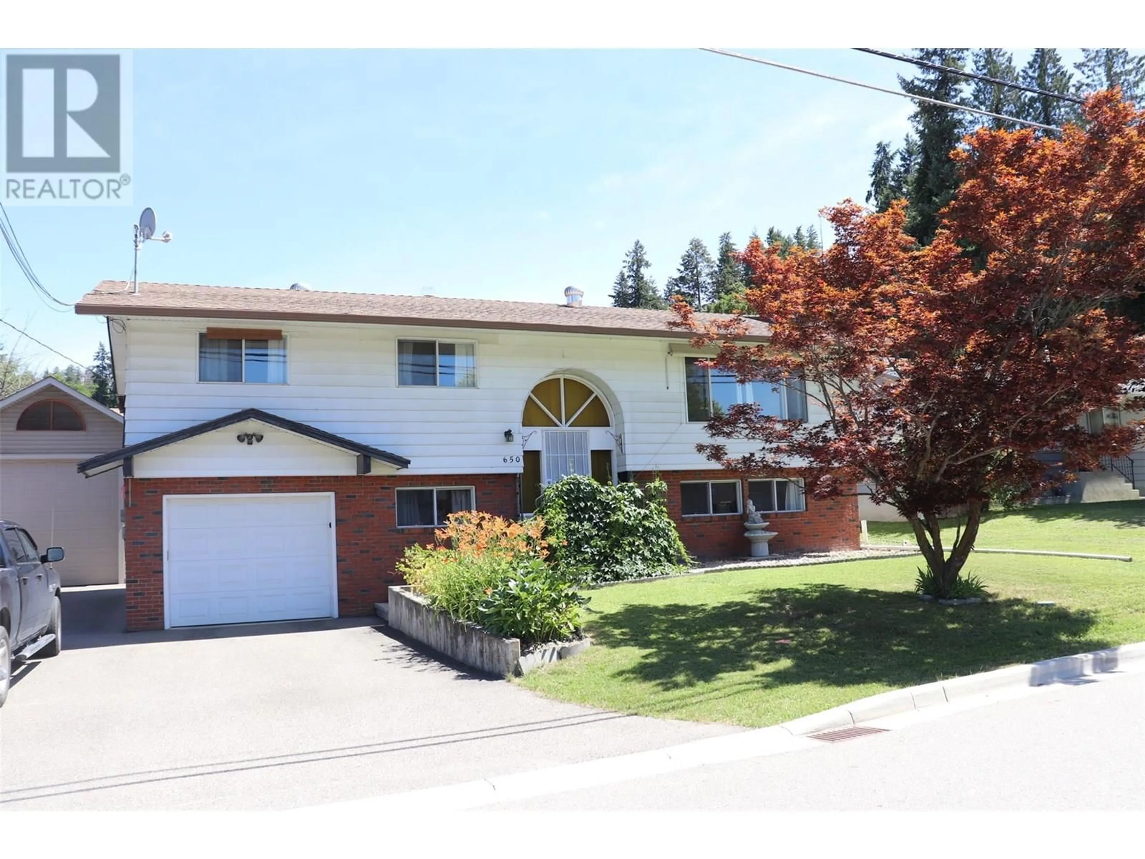 Home with vinyl exterior material, street for 650 2ND STREET SOUTHEAST, Salmon Arm British Columbia V1E4H2