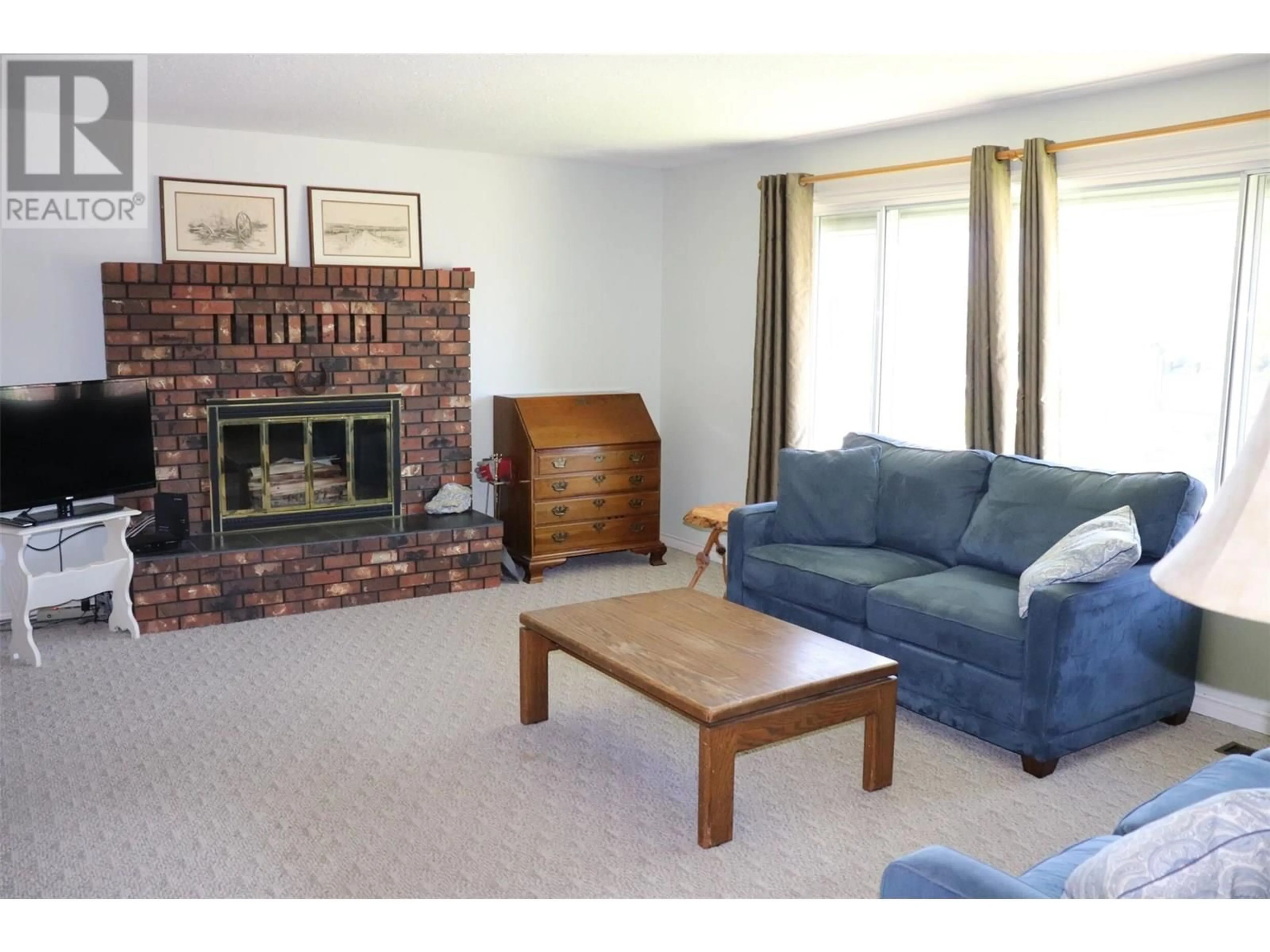 Living room with furniture, unknown for 650 2ND STREET SOUTHEAST, Salmon Arm British Columbia V1E4H2