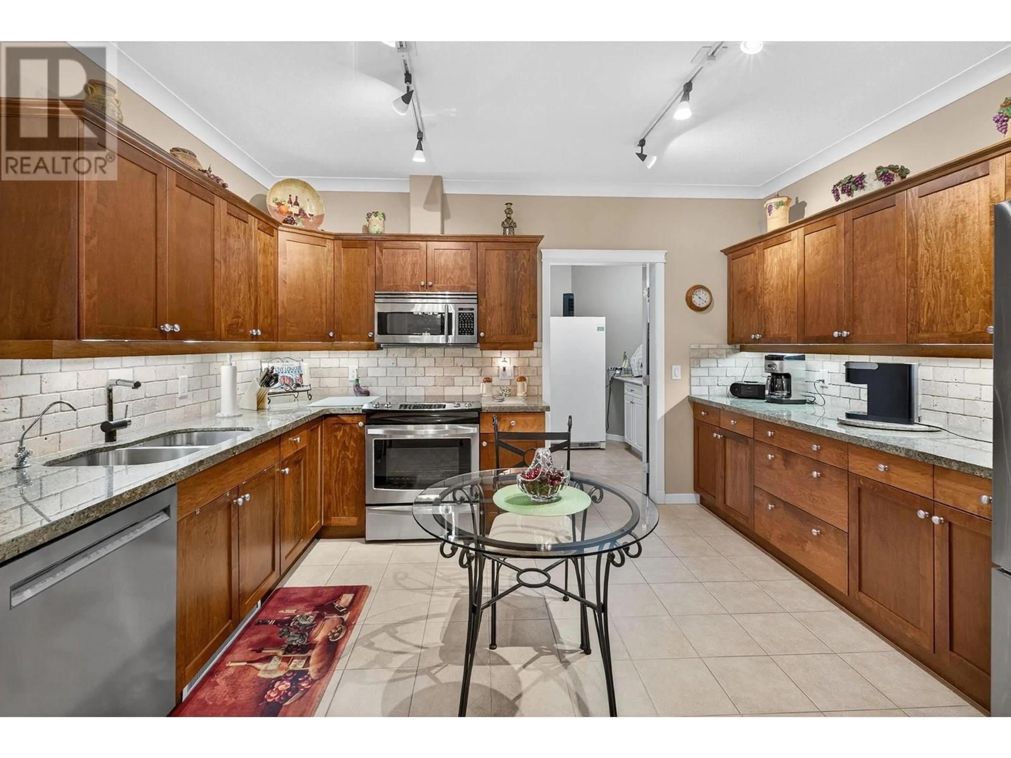 Open concept kitchen, ceramic/tile floor for 405 - 307 WHITMAN ROAD, Kelowna British Columbia V1V2P3