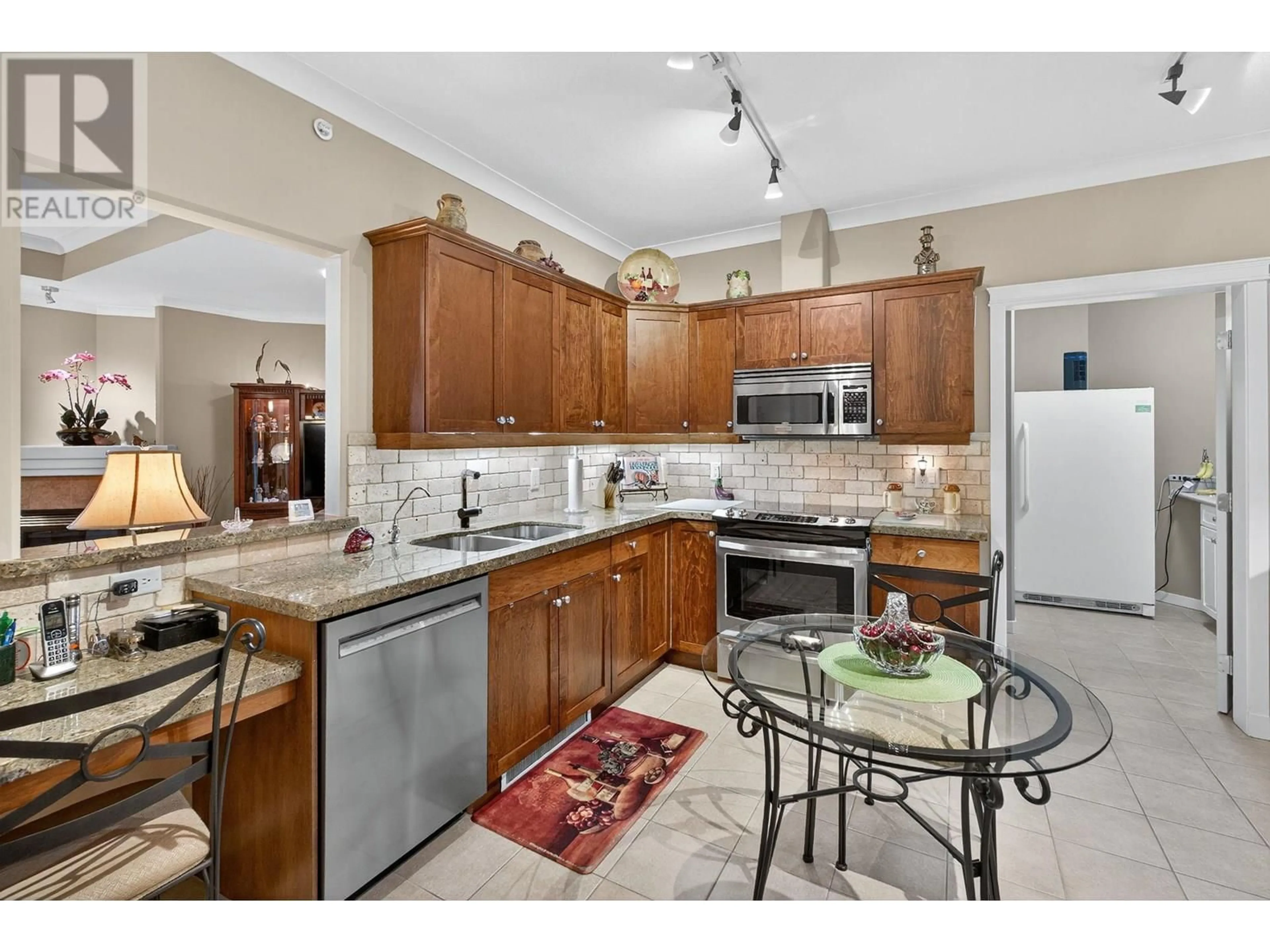 Open concept kitchen, ceramic/tile floor for 405 - 307 WHITMAN ROAD, Kelowna British Columbia V1V2P3