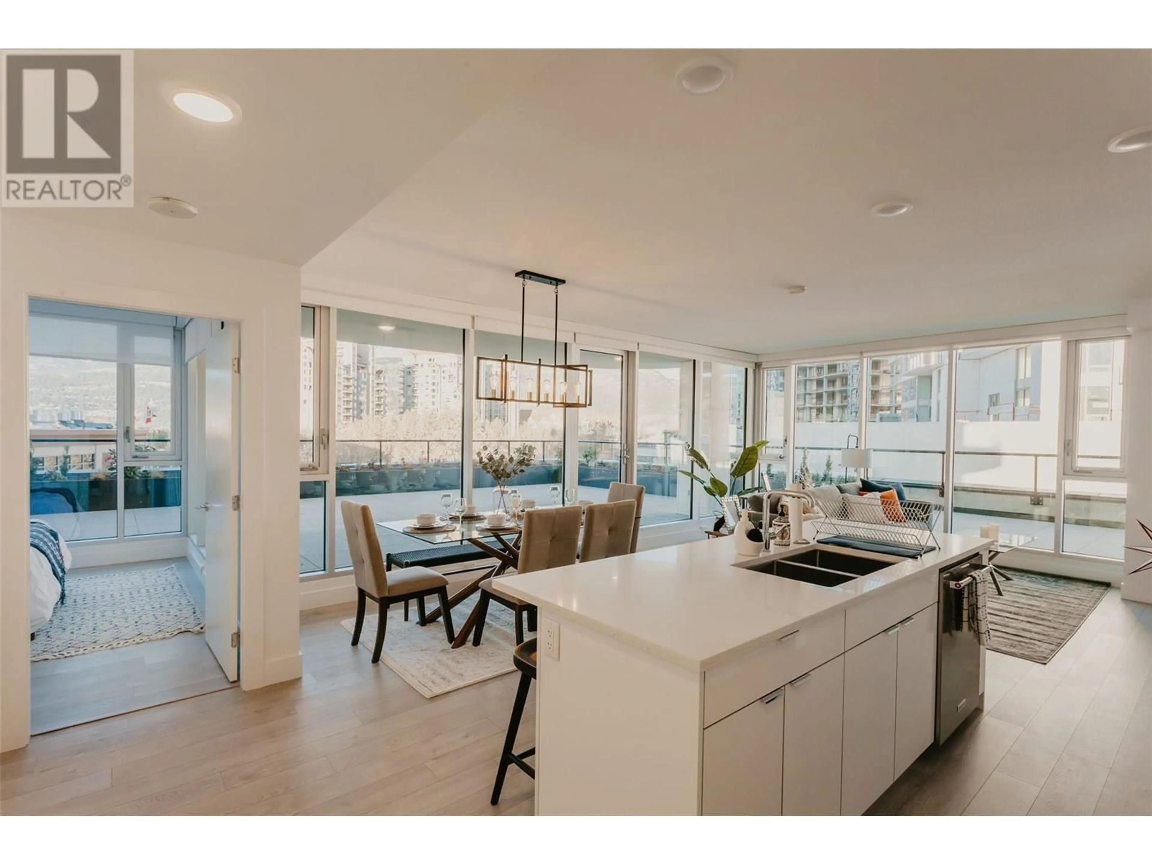Open concept kitchen, ceramic/tile floor for 403 - 1232 ELLIS STREET, Kelowna British Columbia V1Y1Z4