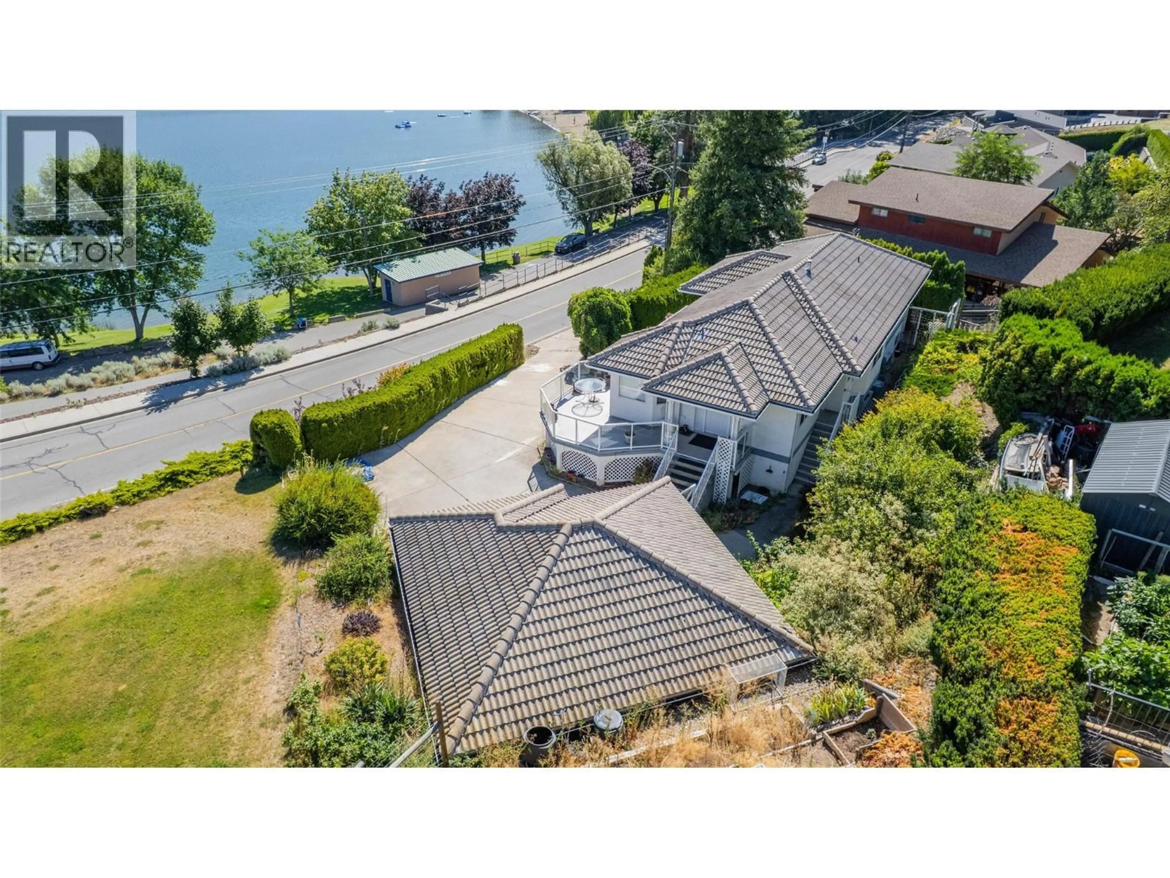 A pic from outside/outdoor area/front of a property/back of a property/a pic from drone, water/lake/river/ocean view for 6752 LAKESIDE DRIVE, Oliver British Columbia V0H1T4