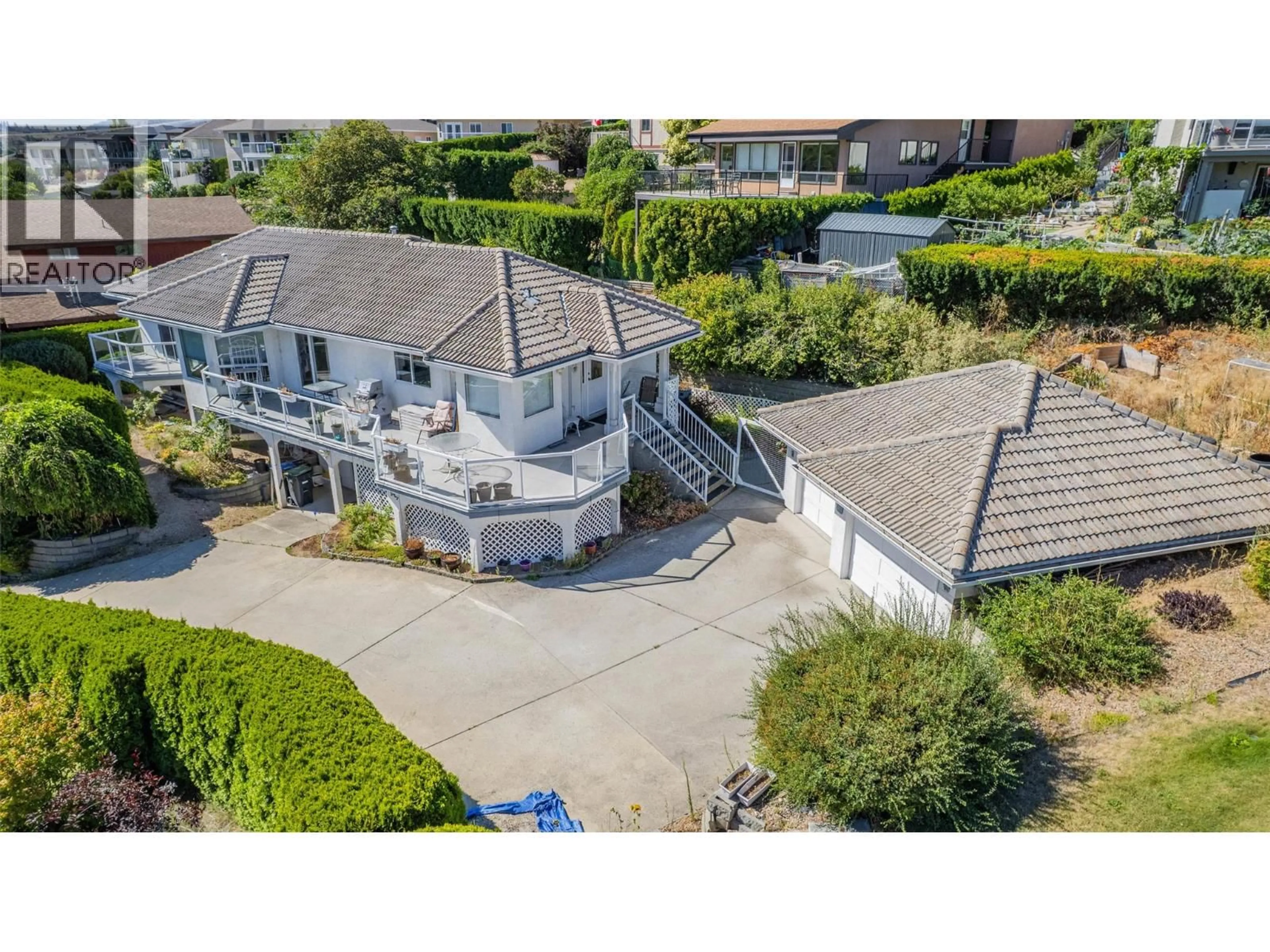 A pic from outside/outdoor area/front of a property/back of a property/a pic from drone, street for 6752 LAKESIDE DRIVE, Oliver British Columbia V0H1T4
