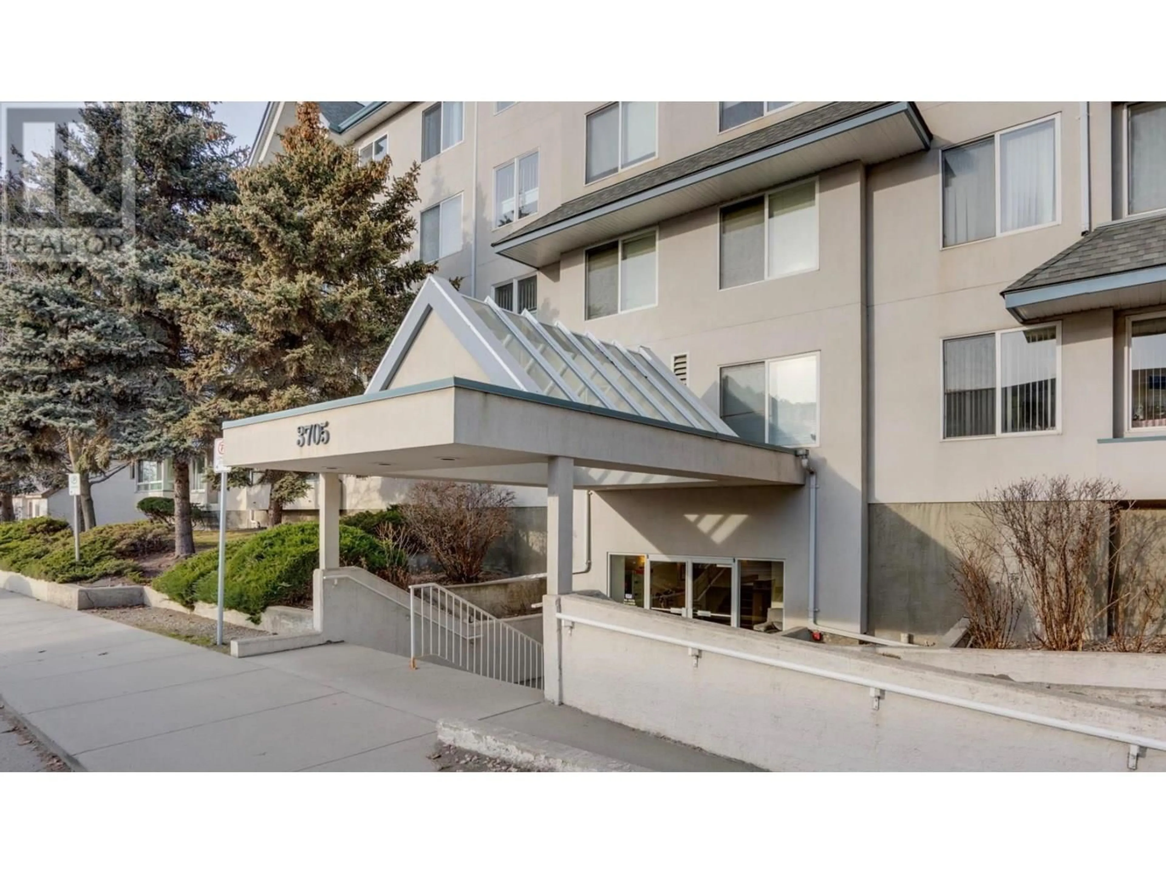 Indoor foyer for 204 - 3705 30 AVENUE, Vernon British Columbia V1T2E7