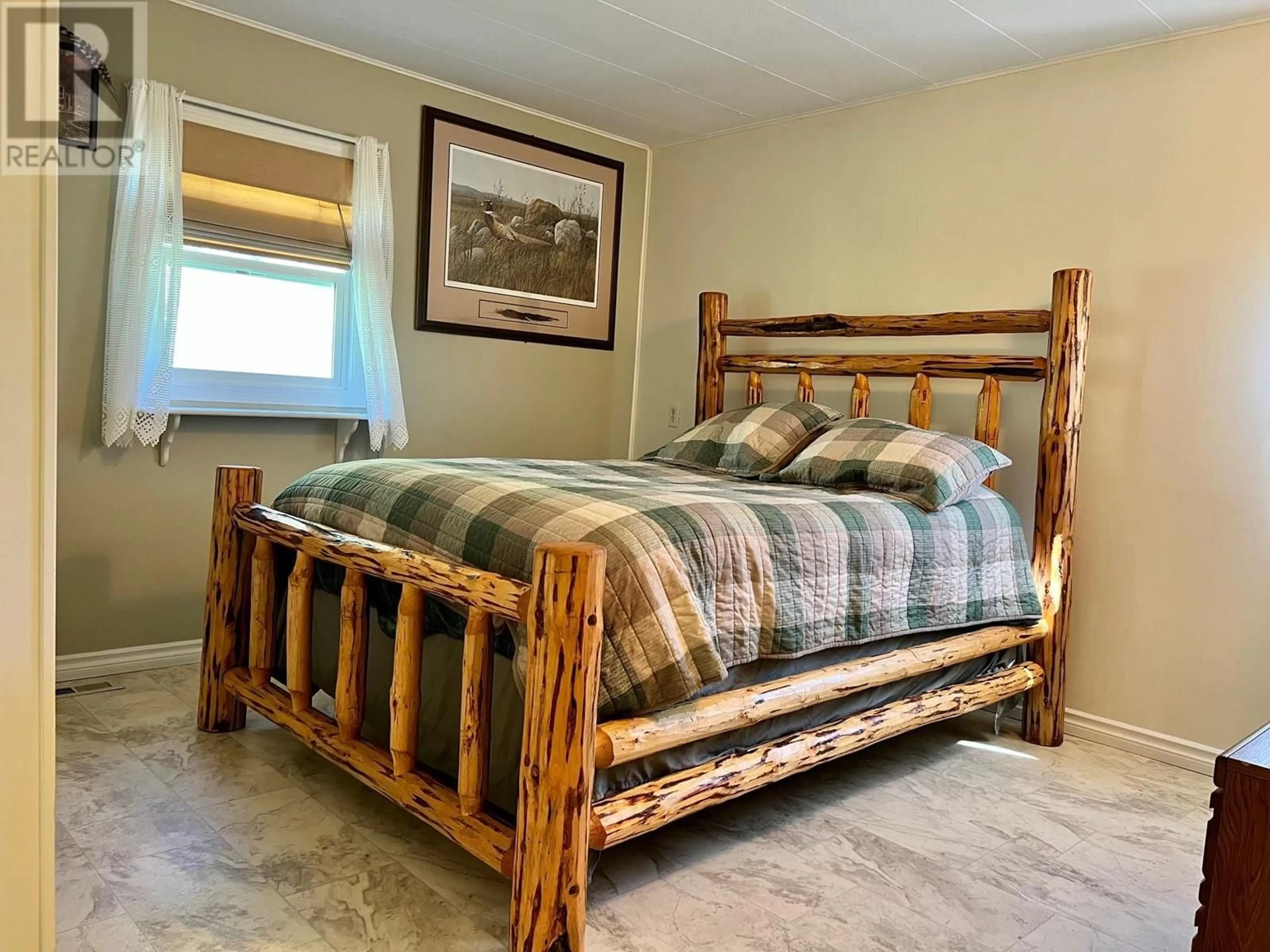 Bedroom with bed, wood/laminate floor for 1 - 445 6TH AVENUE NORTH, Creston British Columbia V0B1G3