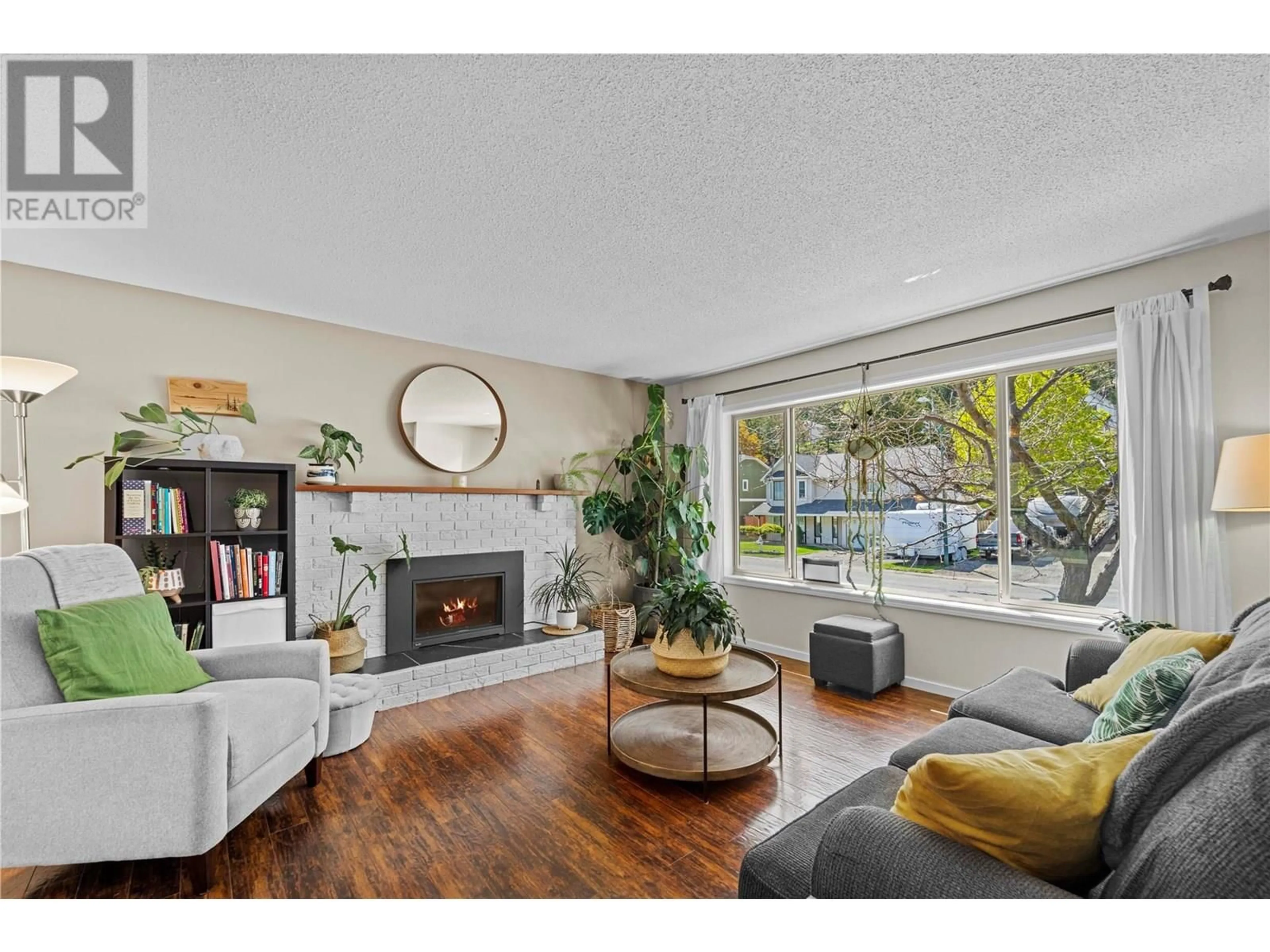 Living room with furniture, unknown for 2666 QU'APPELLE BOULEVARD, Kamloops British Columbia V2E2H7