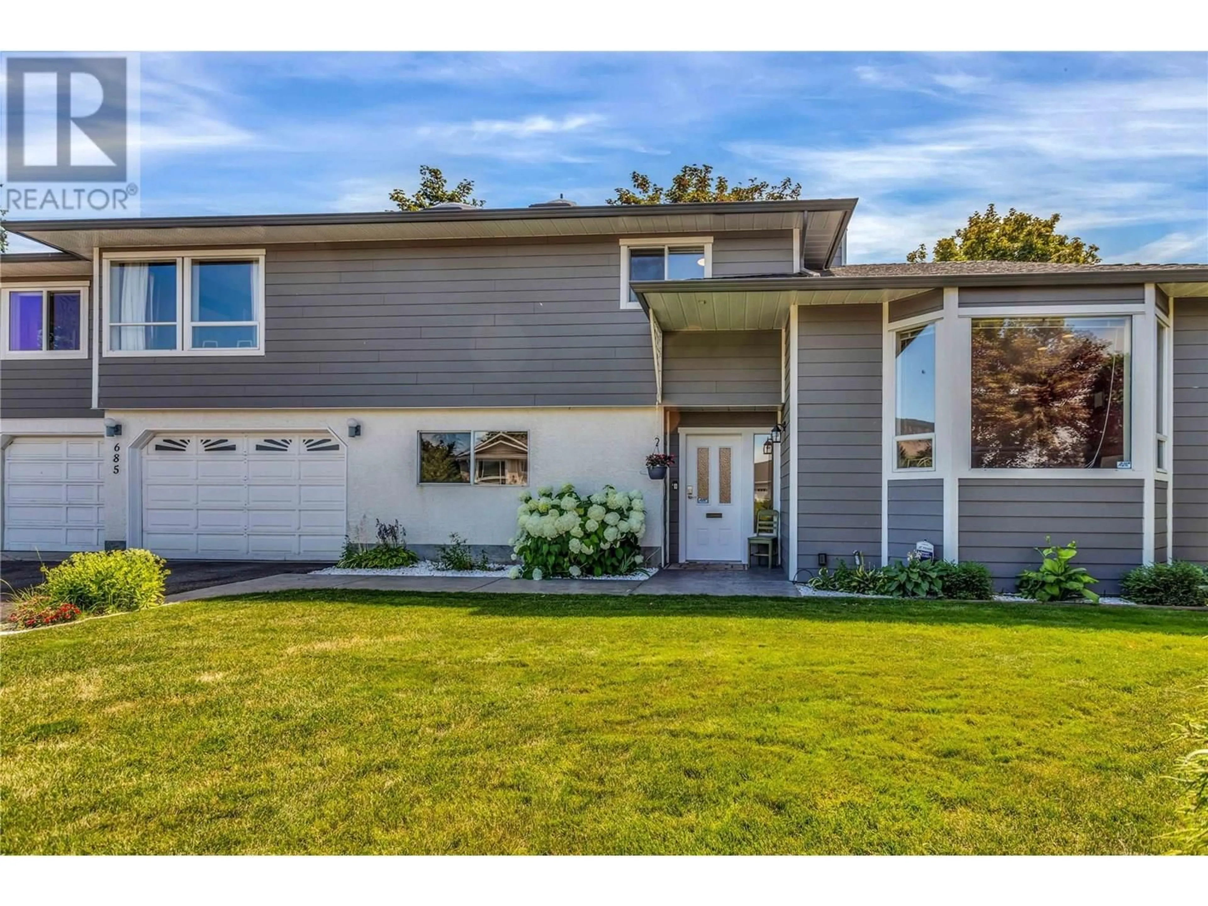 Home with vinyl exterior material, street for 685 RICHARDS ROAD, Kelowna British Columbia V1X2X5