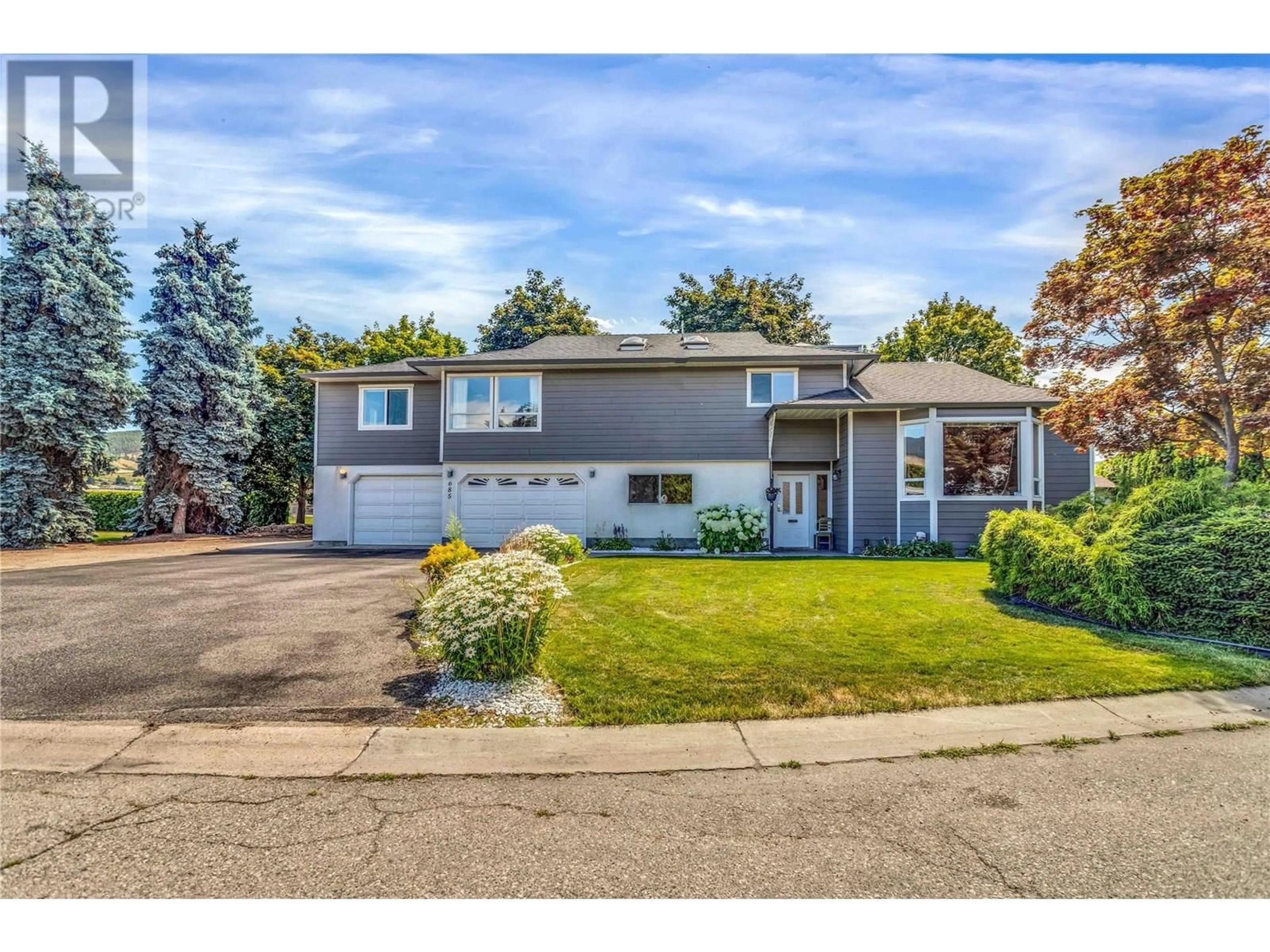 Home with vinyl exterior material, street for 685 RICHARDS ROAD, Kelowna British Columbia V1X2X5