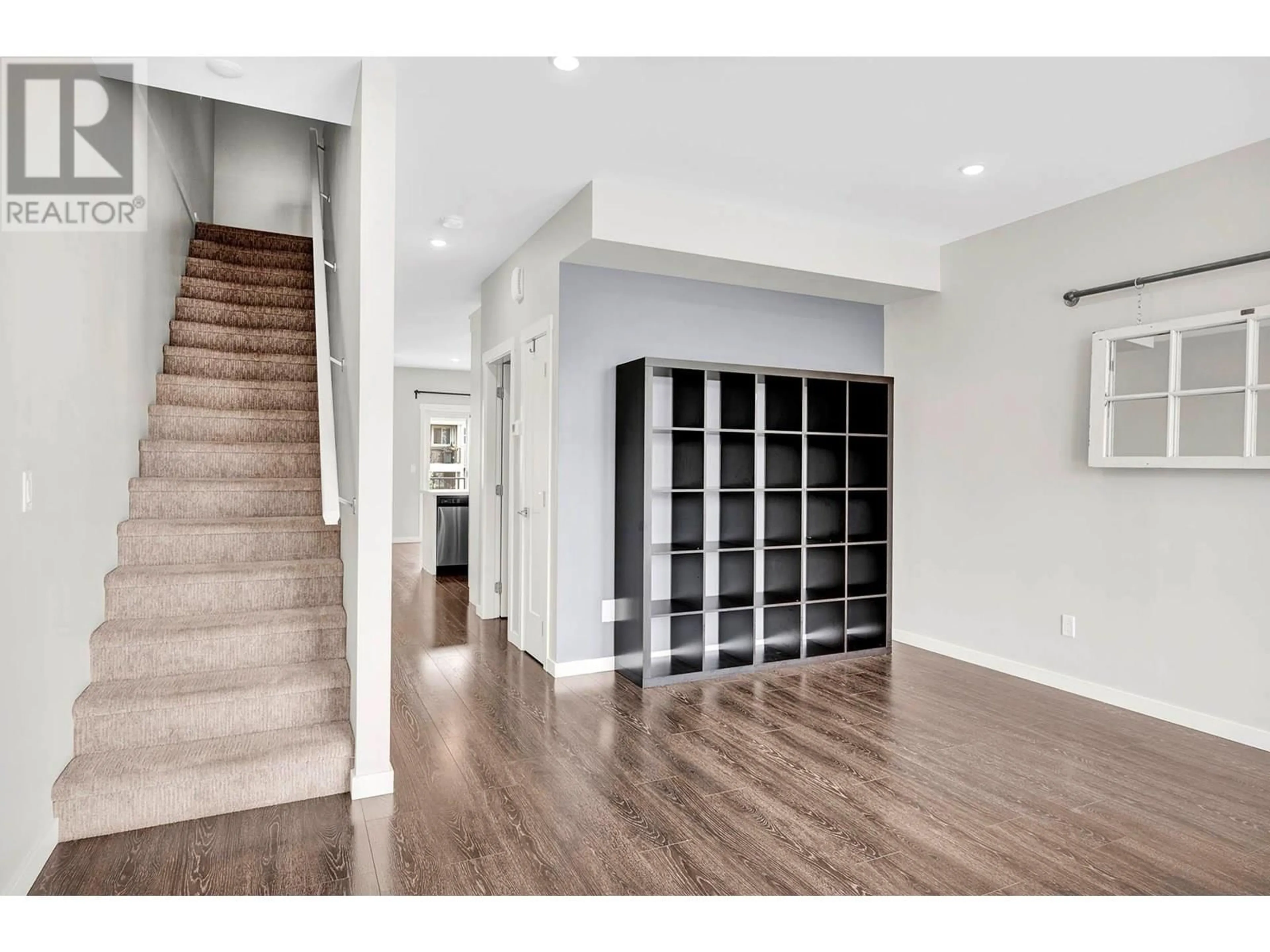 Indoor entryway for 112 - 1951 QU'APPELLE BOULEVARD, Kamloops British Columbia V2E0C8