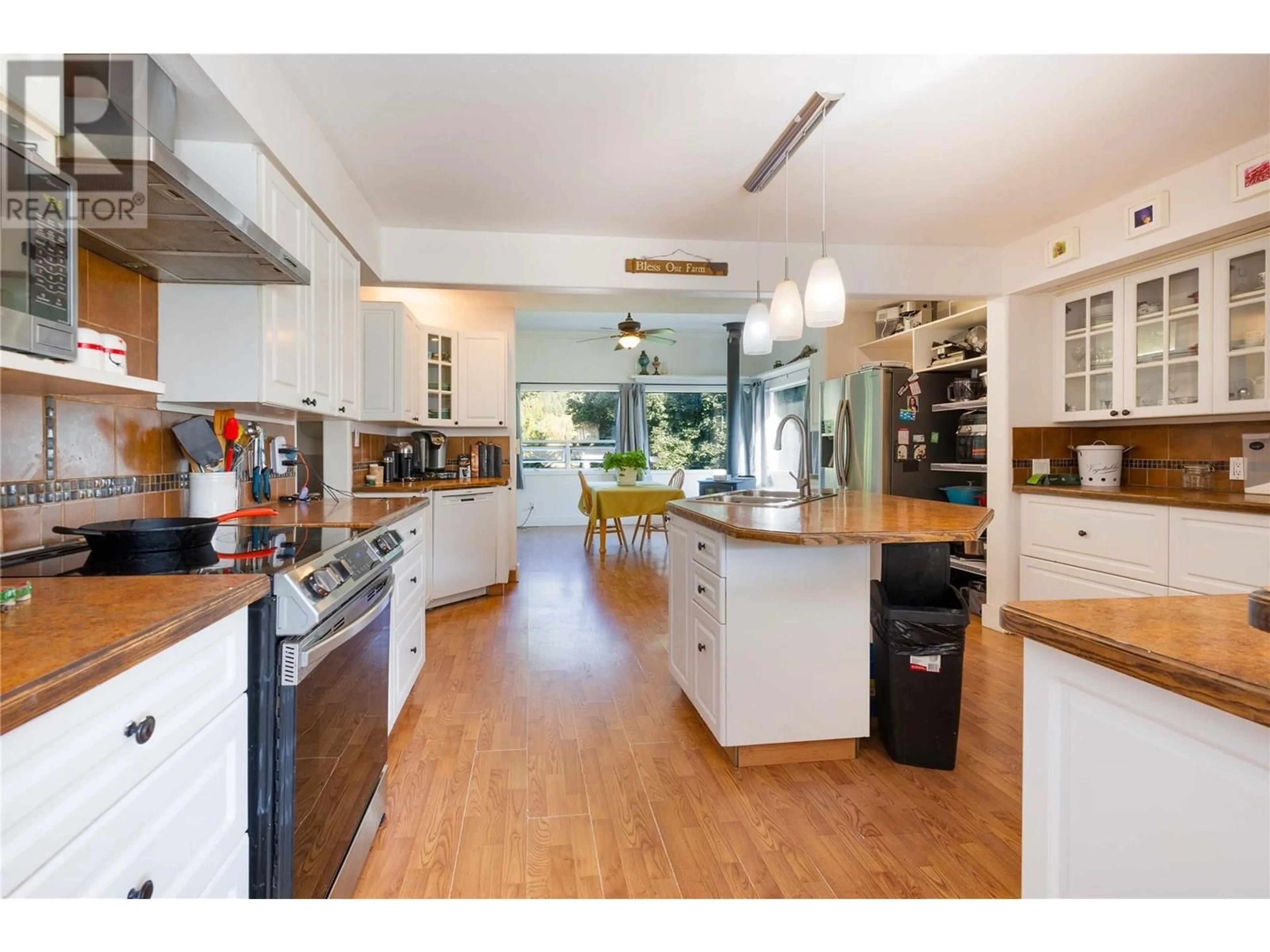 Open concept kitchen, wood/laminate floor for 4350 50 STREET NORTHEAST, Salmon Arm British Columbia V1E1Y5