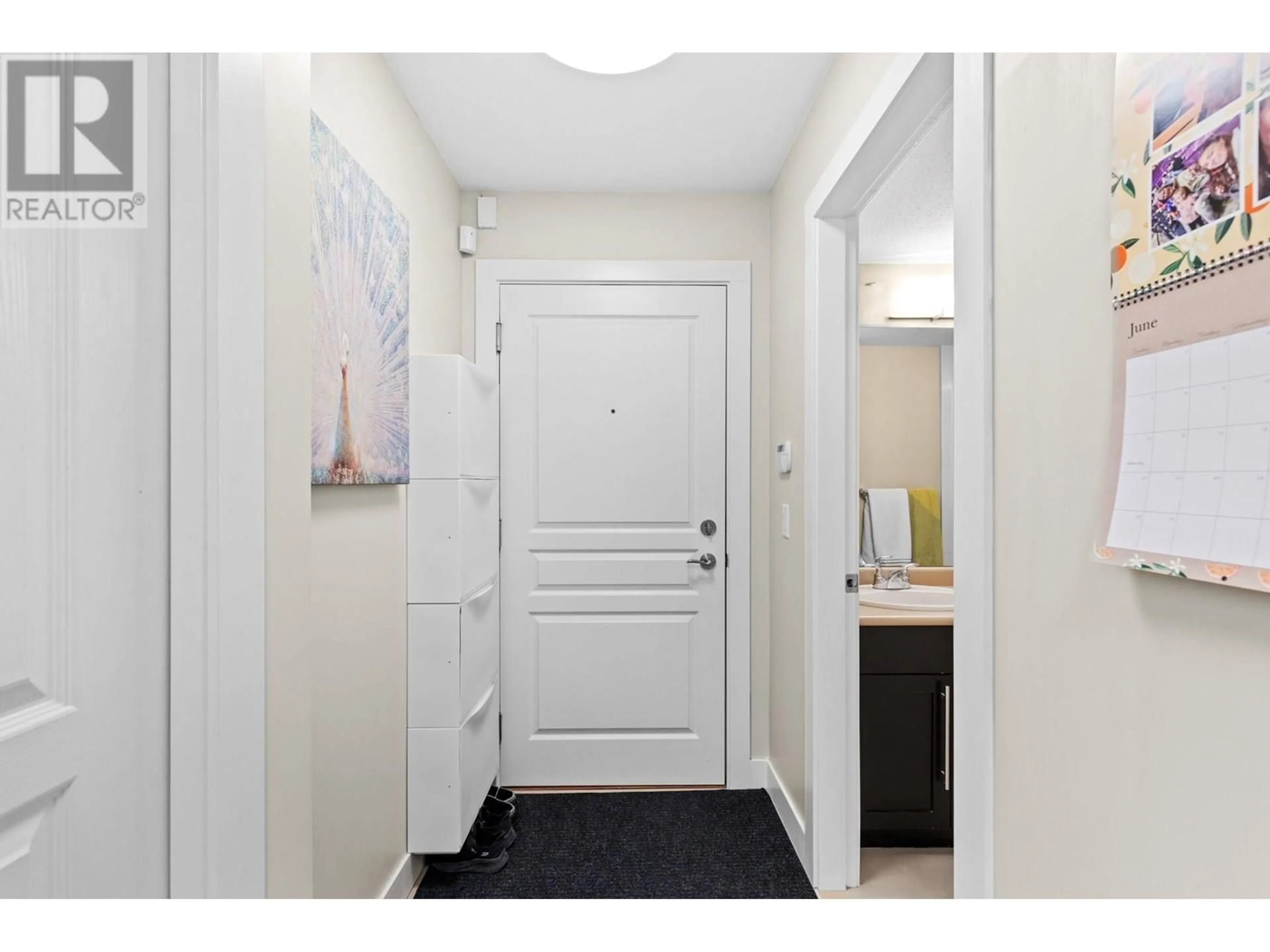 Indoor entryway for 120 - 1083 SUNSET DRIVE, Kelowna British Columbia V1Y9Z1