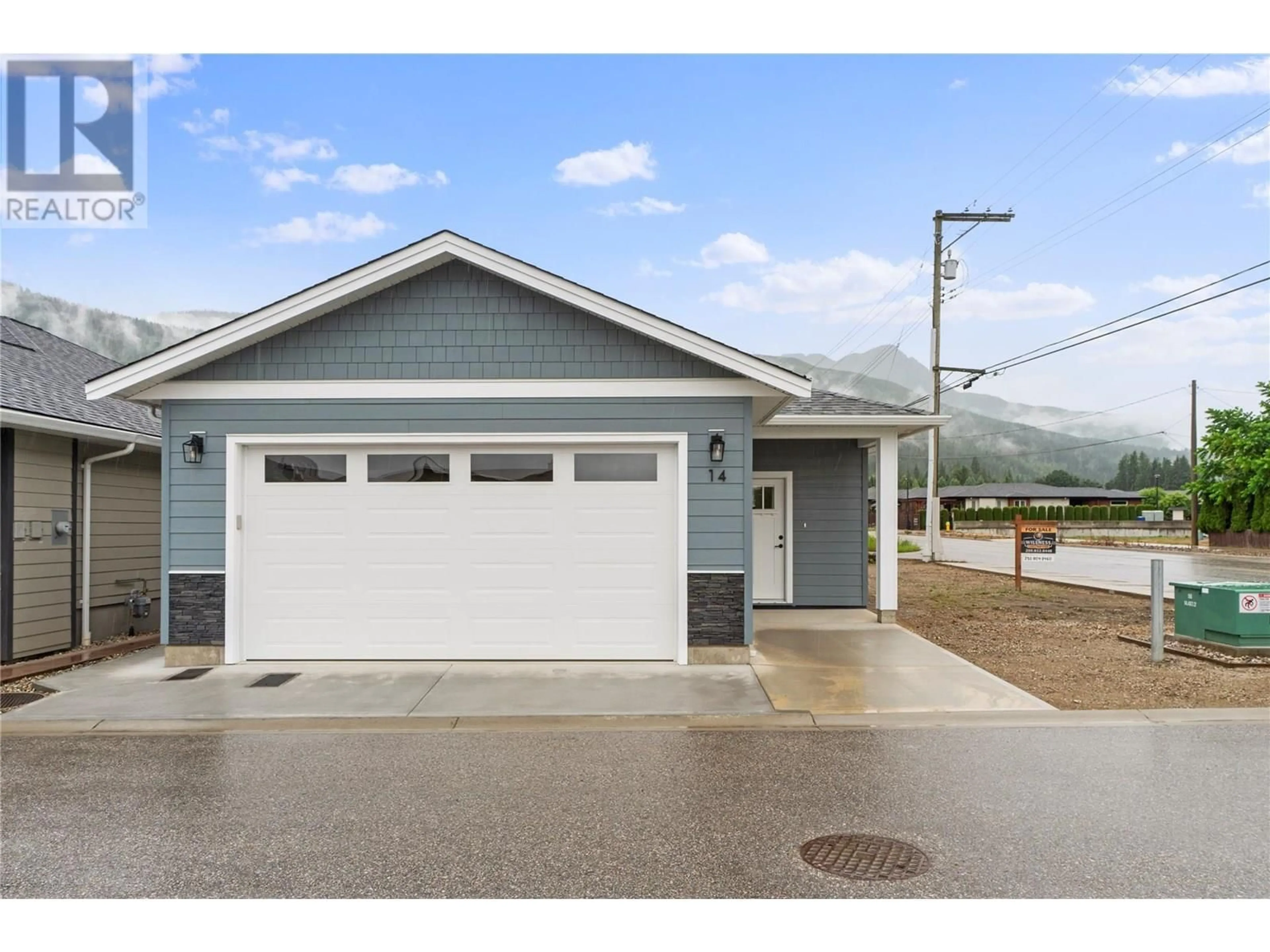 Home with vinyl exterior material, street for 14 - 1330 10 STREET SOUTHWEST, Salmon Arm British Columbia V1E1T2