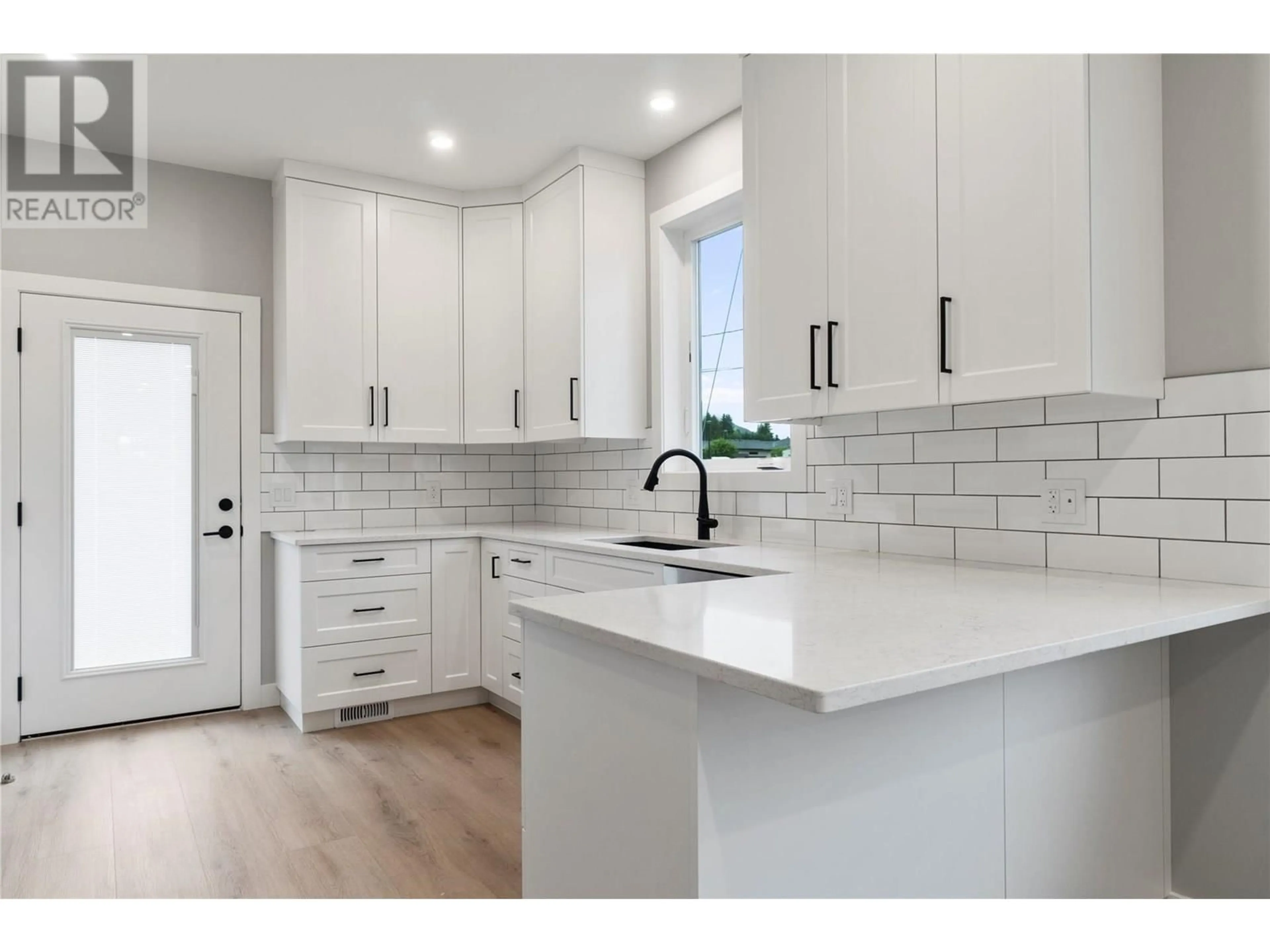 Open concept kitchen, ceramic/tile floor for 14 - 1330 10 STREET SOUTHWEST, Salmon Arm British Columbia V1E1T2