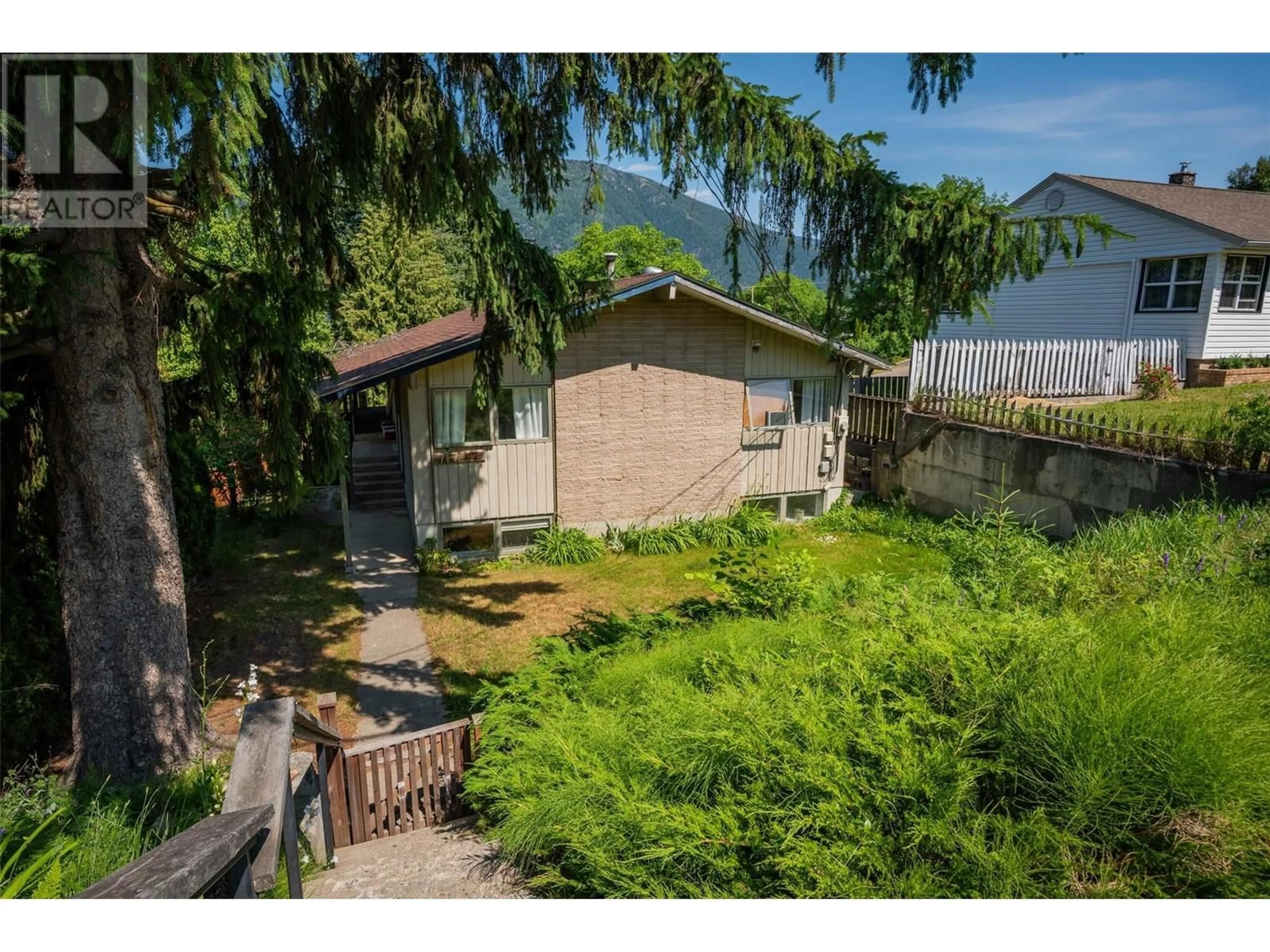 A pic from outside/outdoor area/front of a property/back of a property/a pic from drone, unknown for 717 INNES STREET, Nelson British Columbia V1L5G5