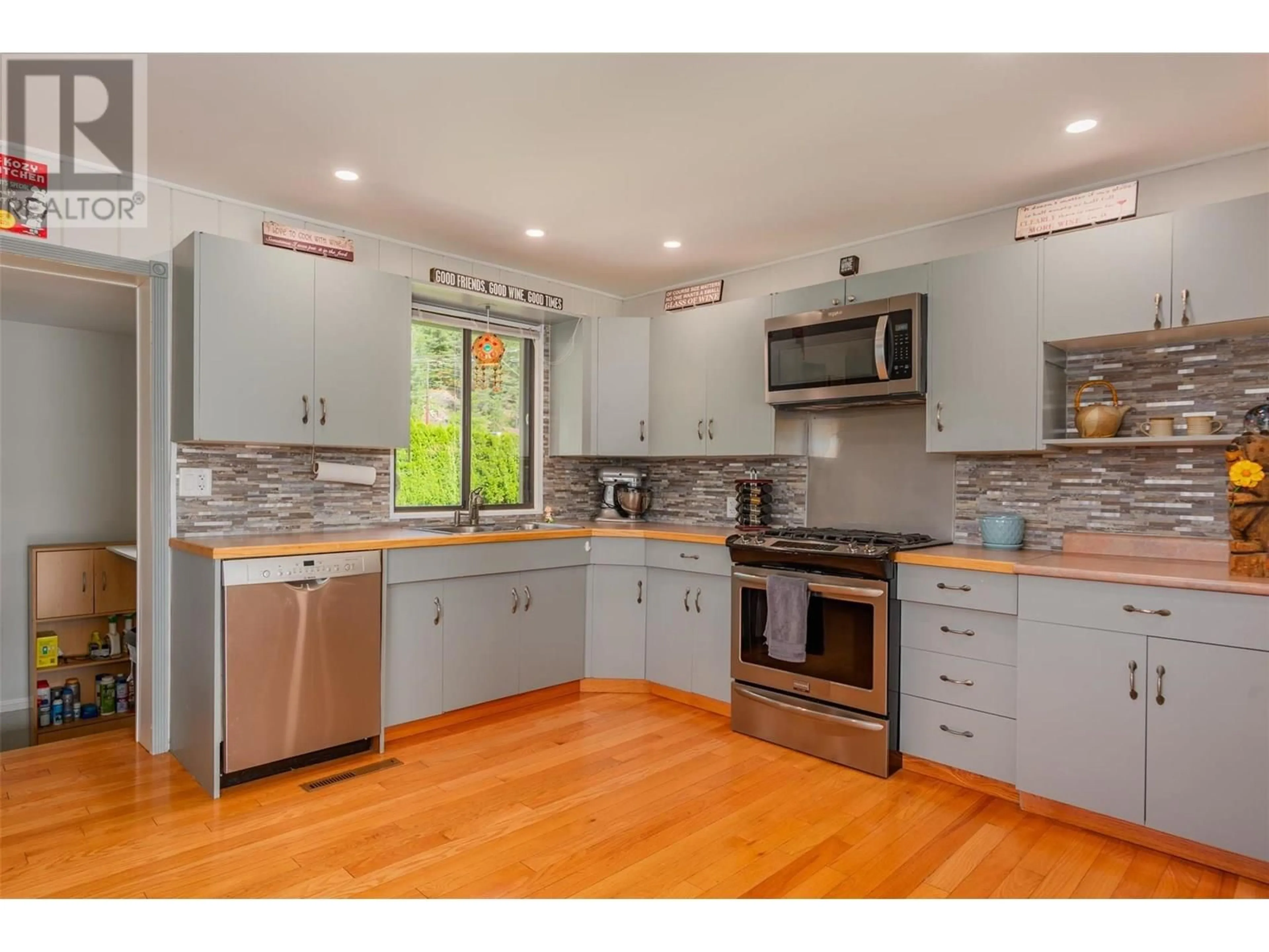 Open concept kitchen, unknown for 1015 REGAN CRESCENT, Trail British Columbia V1R1C2