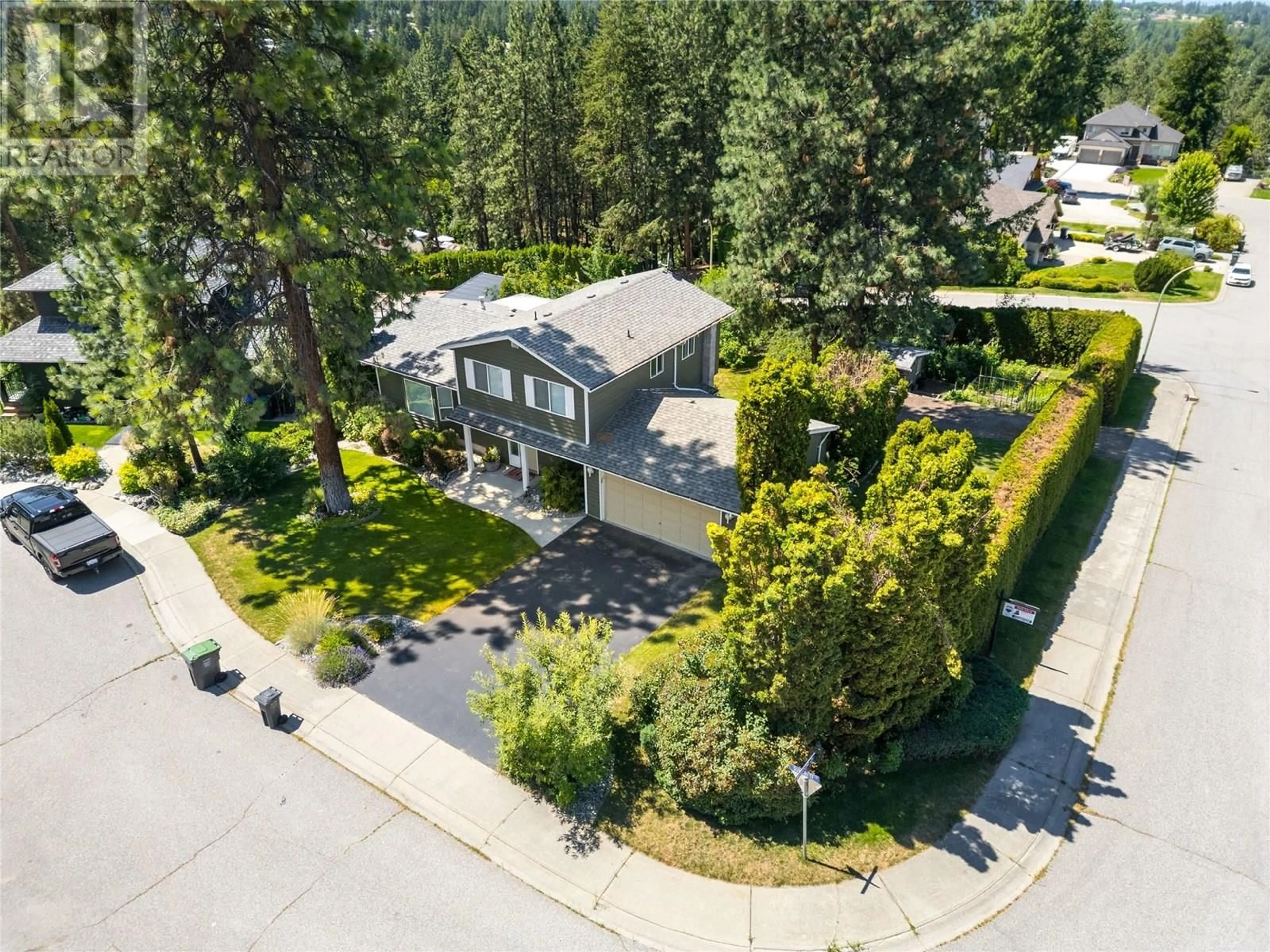 A pic from outside/outdoor area/front of a property/back of a property/a pic from drone, street for 3942 SUNCREST COURT, Kelowna British Columbia V1W4E8