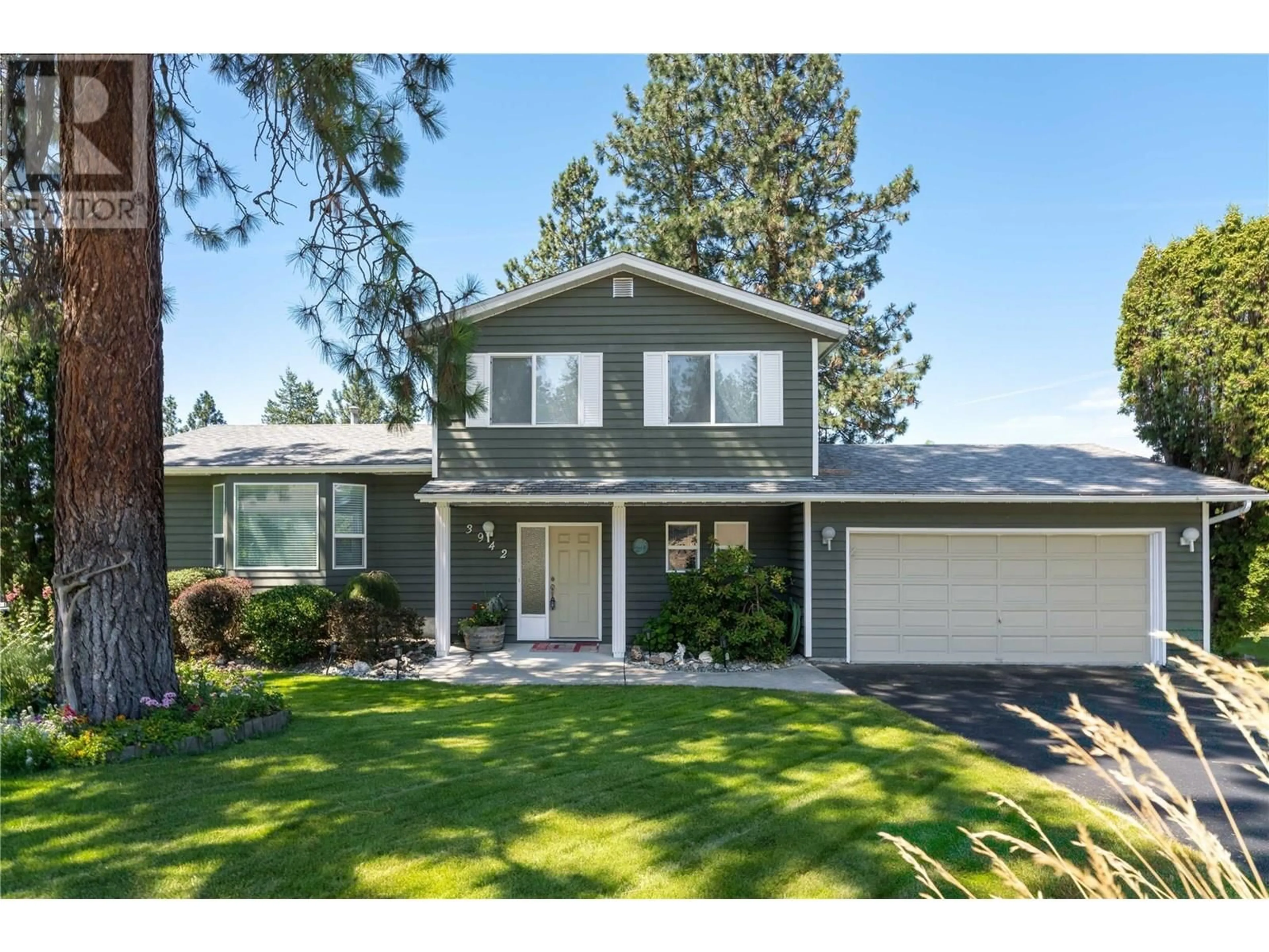 Home with vinyl exterior material, street for 3942 SUNCREST COURT, Kelowna British Columbia V1W4E8