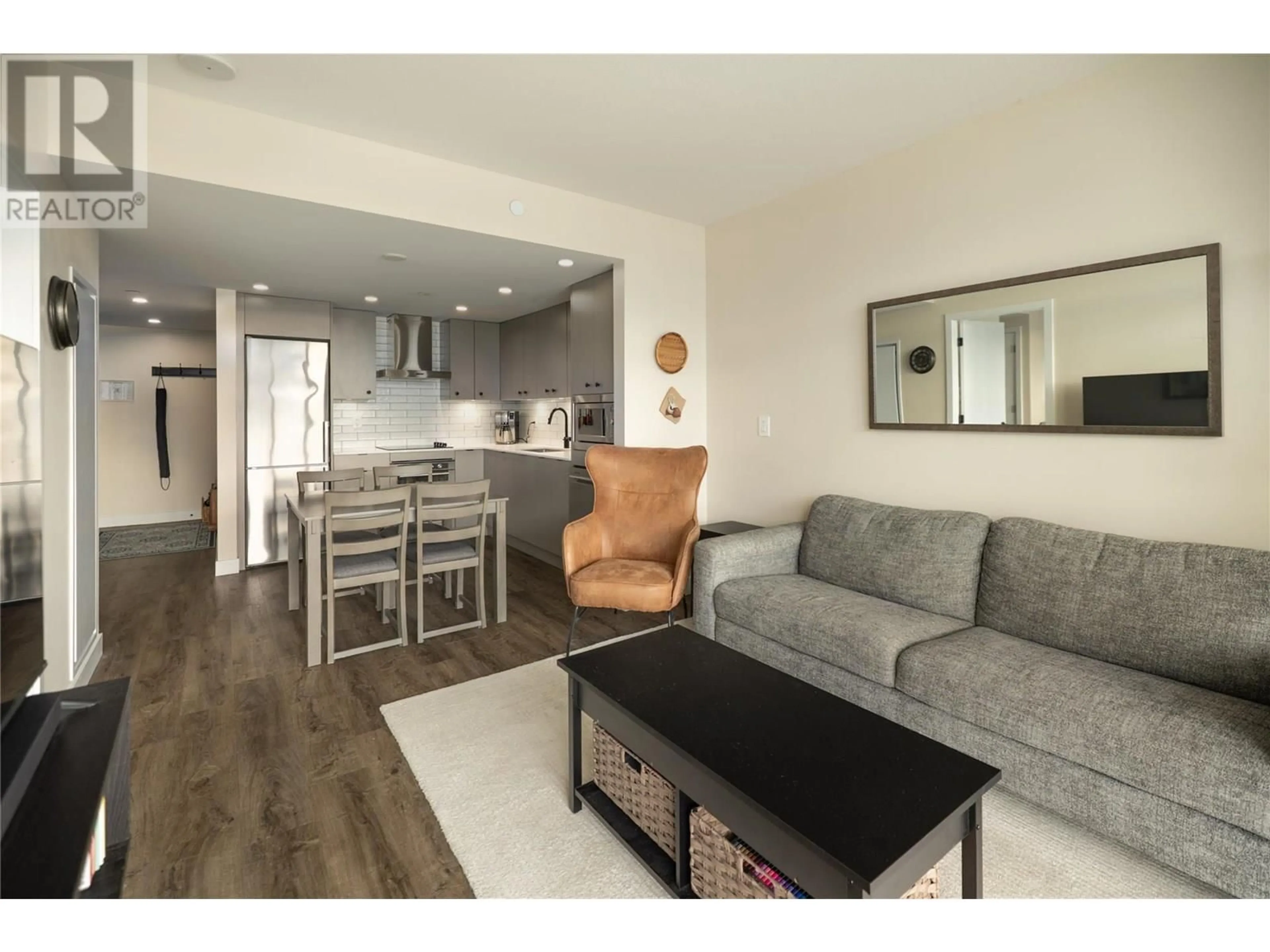 Living room with furniture, wood/laminate floor for 1407 - 1471 ST PAUL STREET, Kelowna British Columbia V1Y0K7