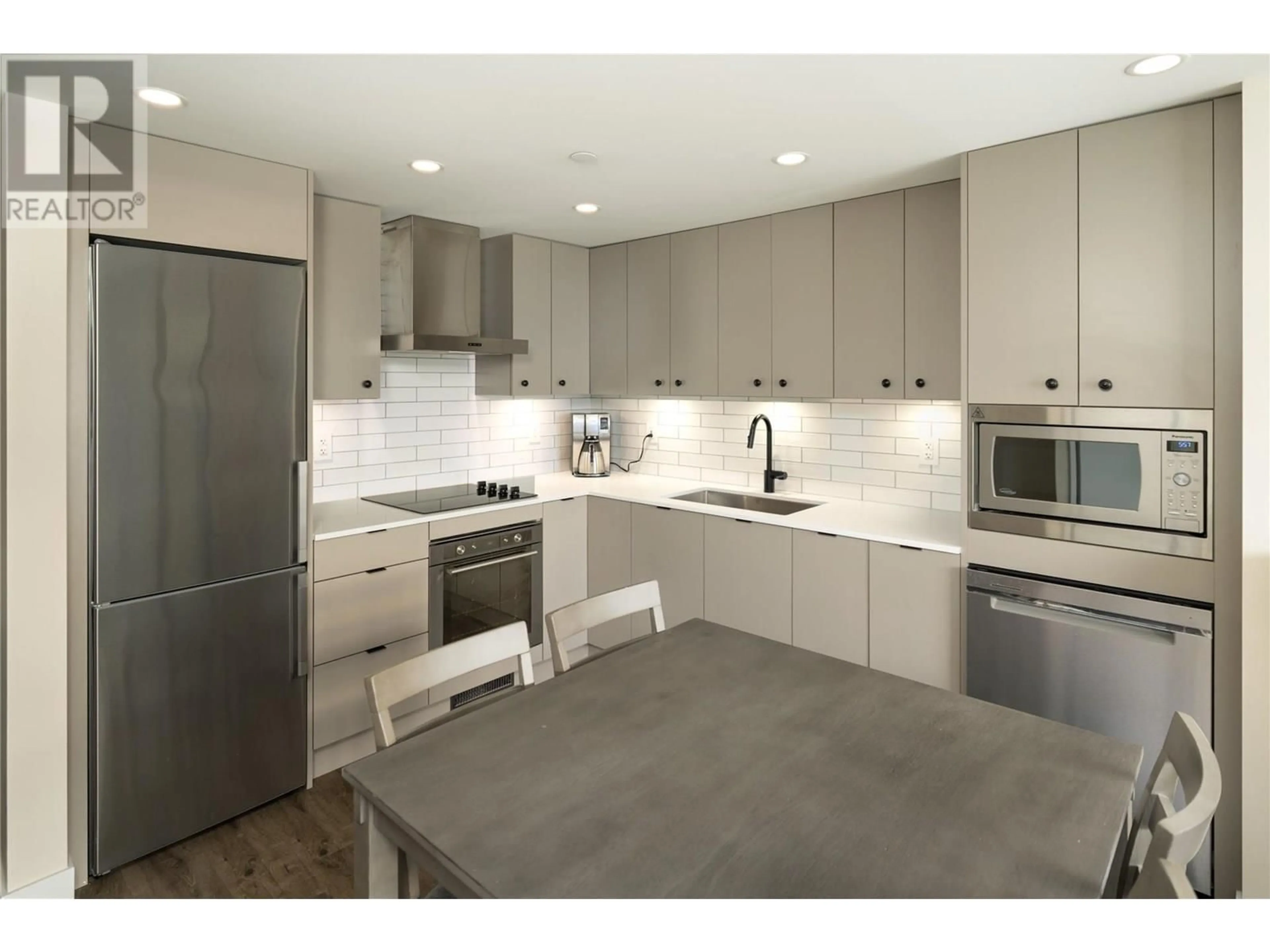 Contemporary kitchen, ceramic/tile floor for 1407 - 1471 ST PAUL STREET, Kelowna British Columbia V1Y0K7