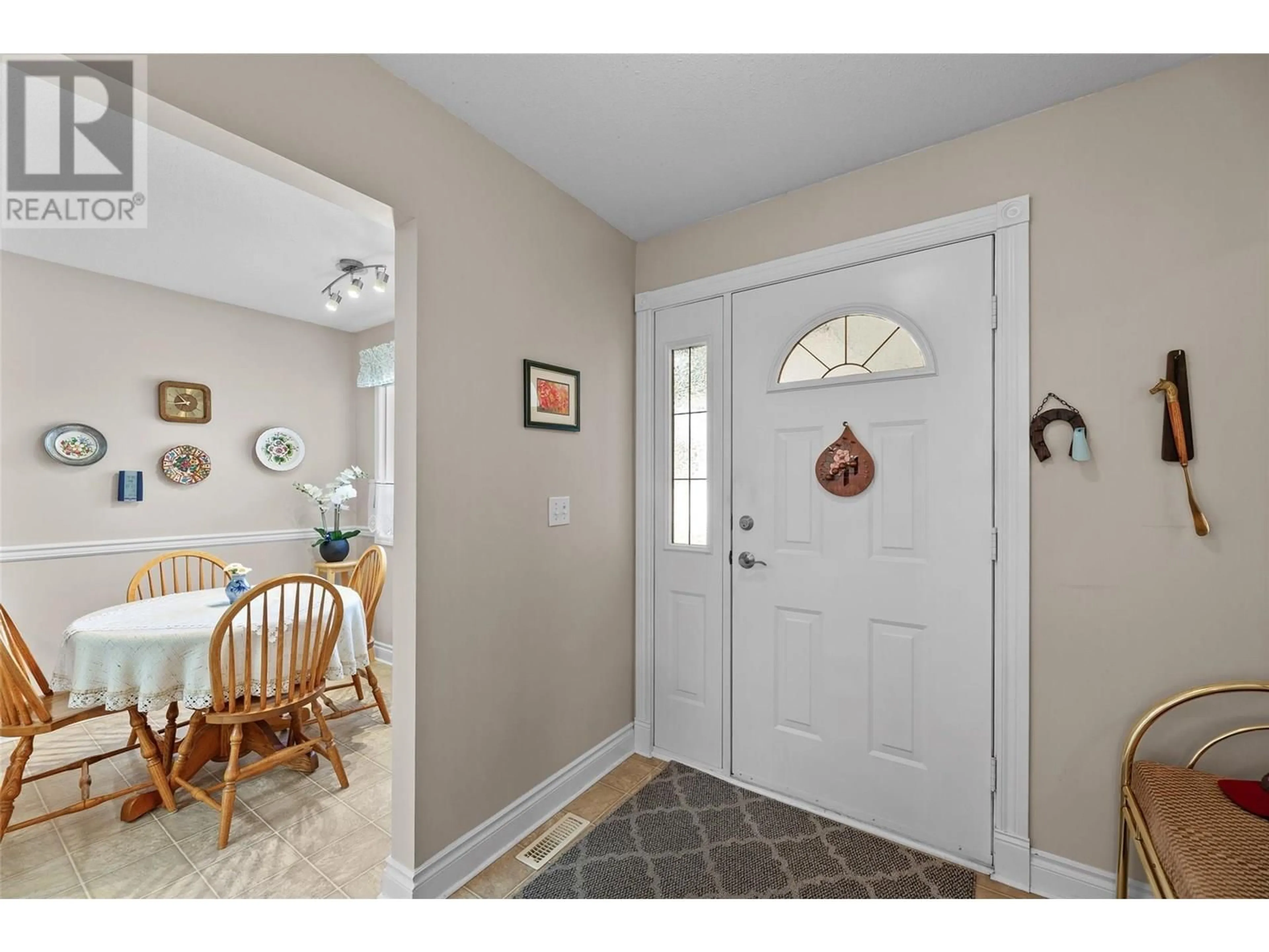 Indoor entryway for 3 - 1886 PARKVIEW CRESCENT, Kelowna British Columbia V1X7G6