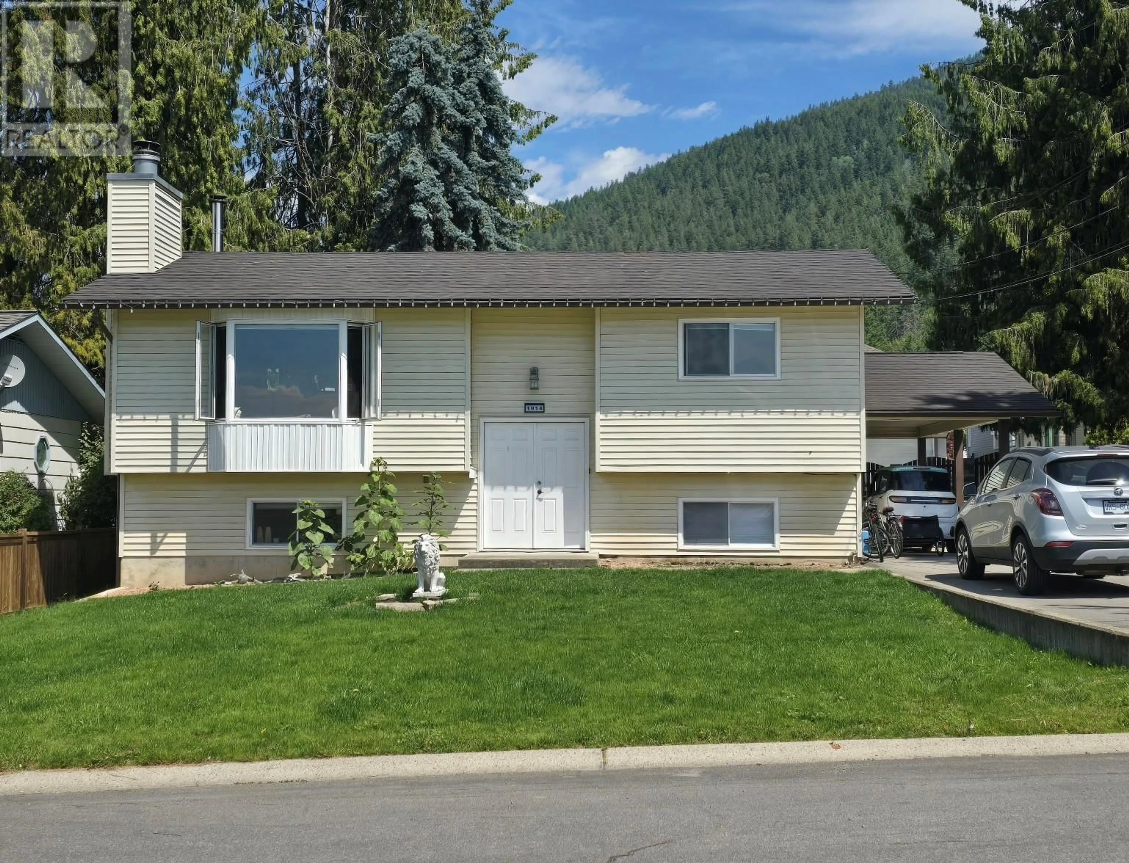 Home with vinyl exterior material, street for 1914 HILLSIDE STREET, Creston British Columbia V0B1G5