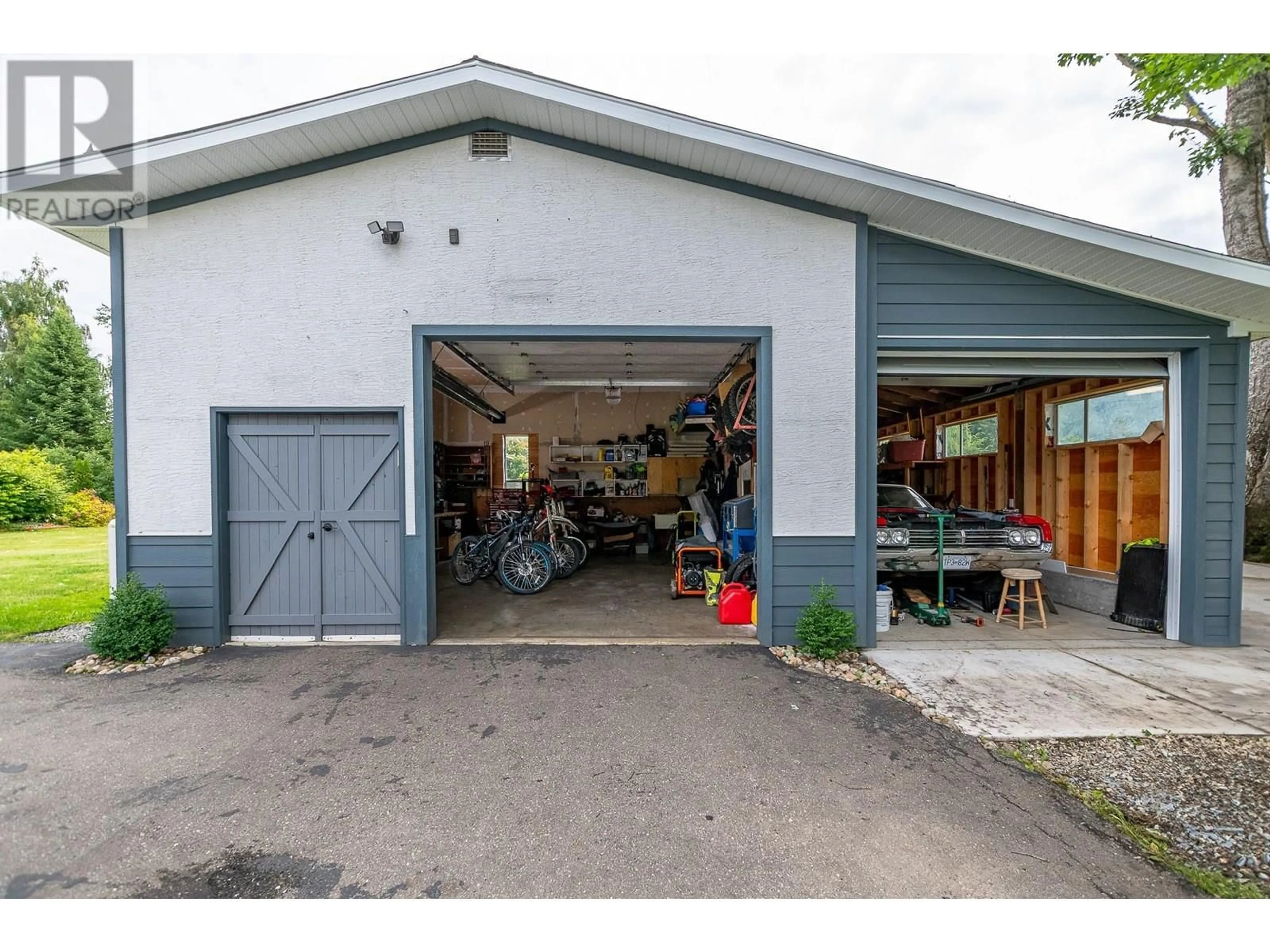 Indoor garage for 1421 RAUMA AVENUE, Sicamous British Columbia V0E2V4
