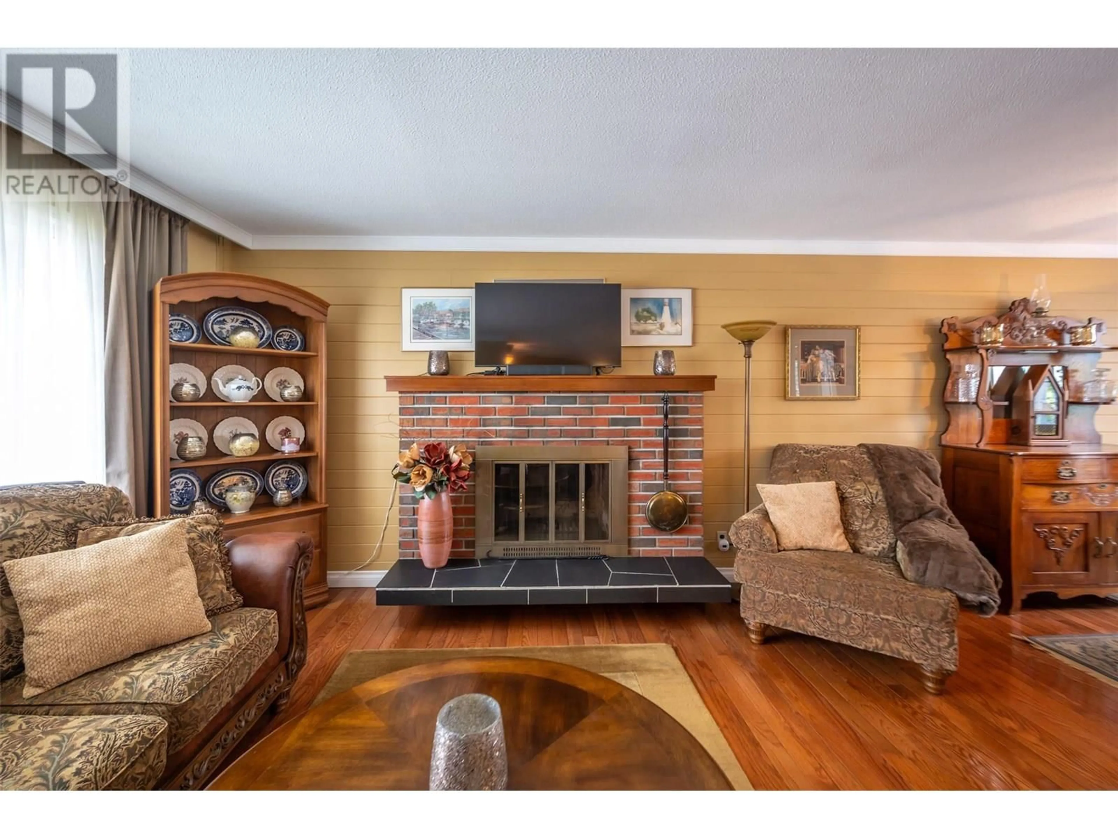 Living room with furniture, unknown for 1598 CARMI AVENUE, Penticton British Columbia V2A6M8