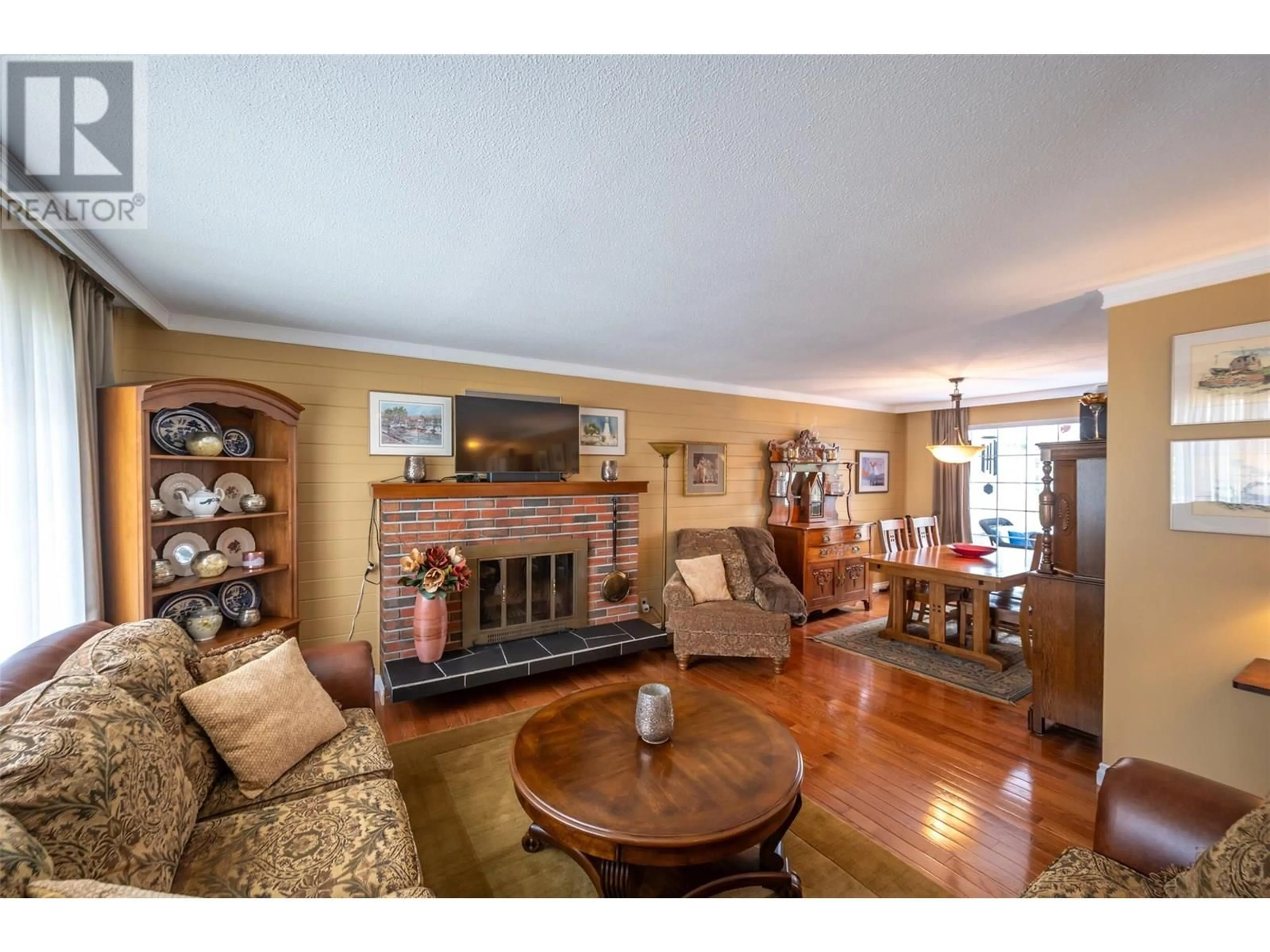 Living room with furniture, wood/laminate floor for 1598 CARMI AVENUE, Penticton British Columbia V2A6M8