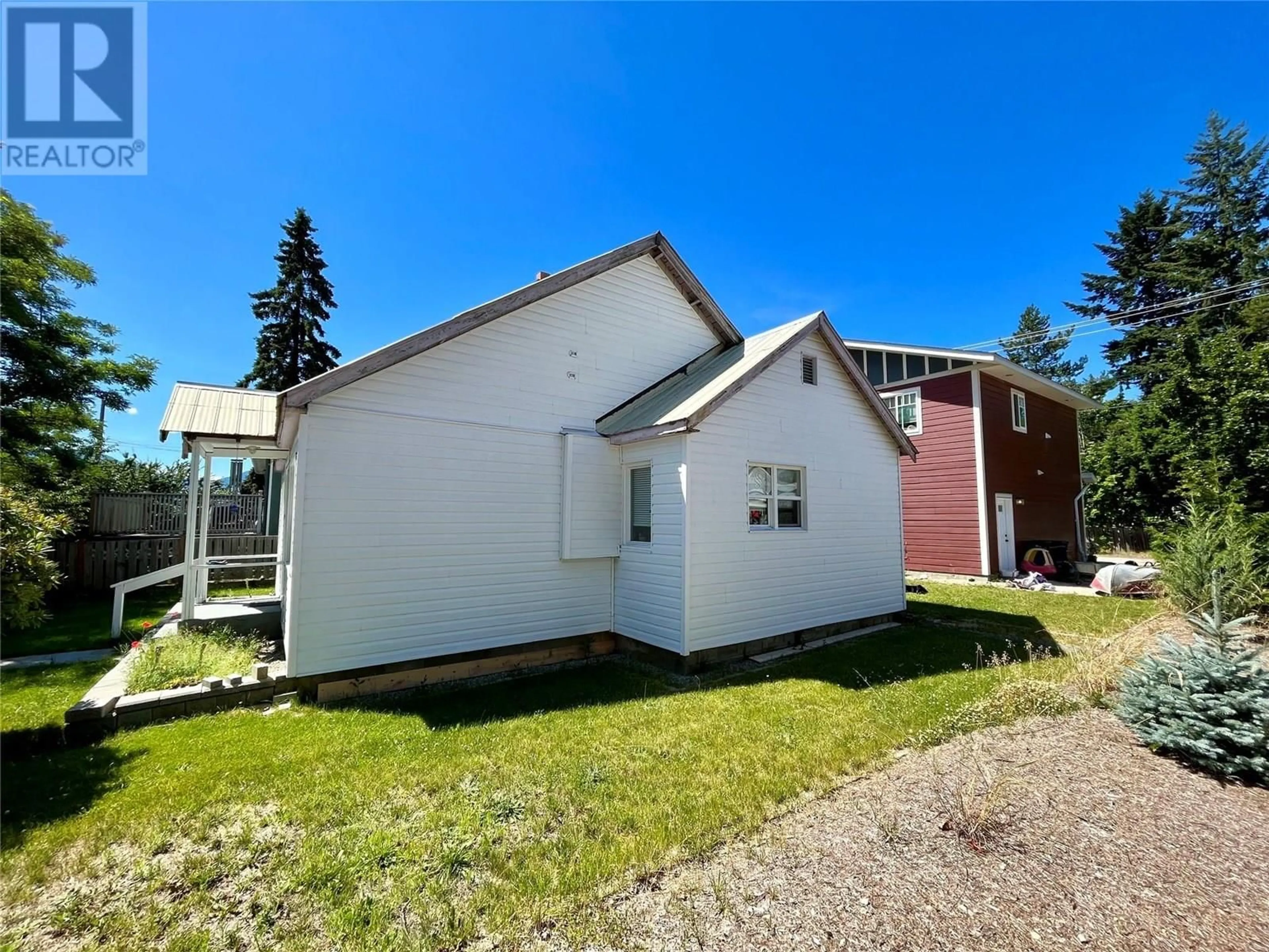 A pic from outside/outdoor area/front of a property/back of a property/a pic from drone, building for 304 7TH AVENUE NORTHWEST, Nakusp British Columbia V0G1R0