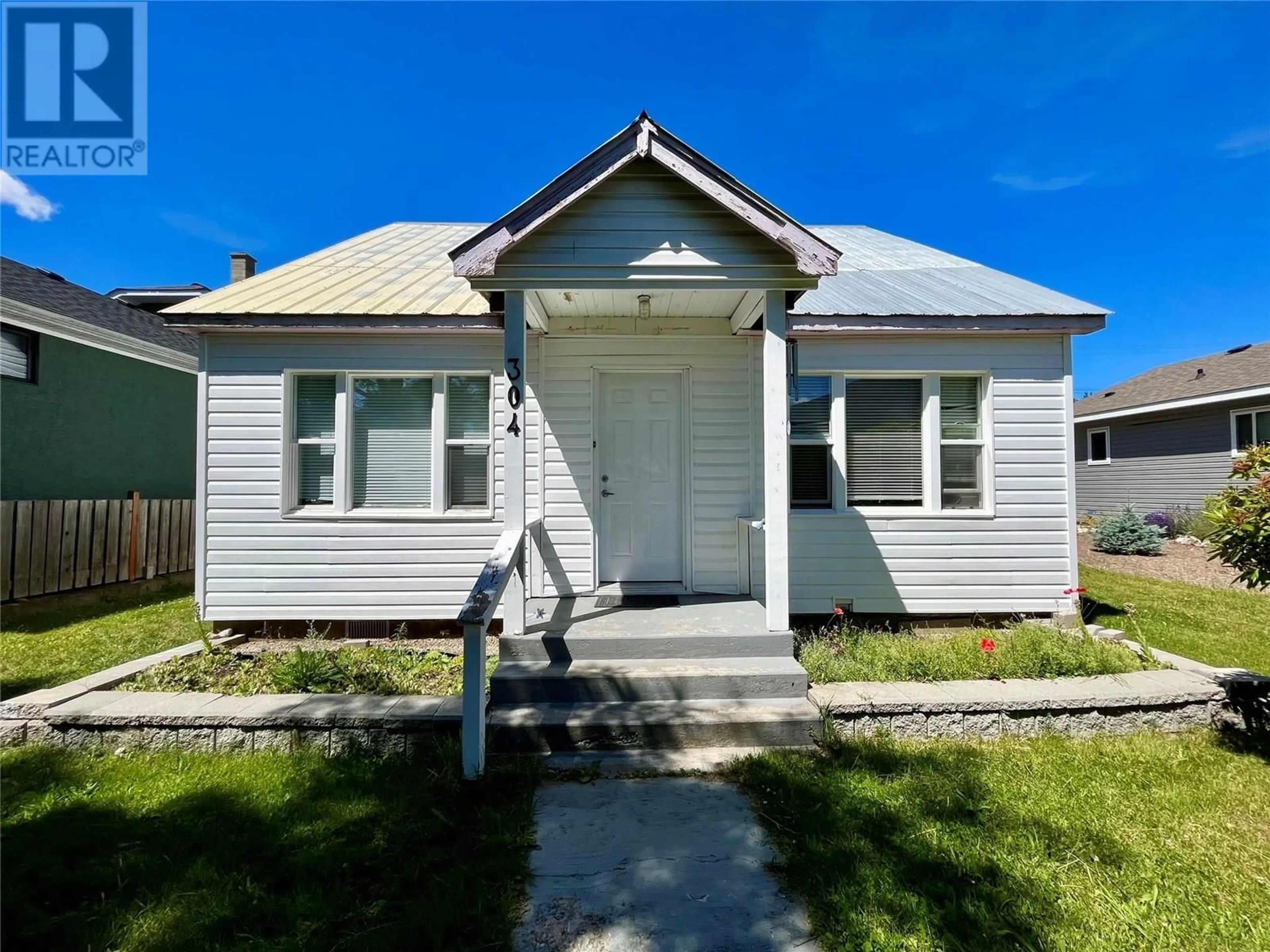 Home with vinyl exterior material, street for 304 7TH AVENUE NORTHWEST, Nakusp British Columbia V0G1R0