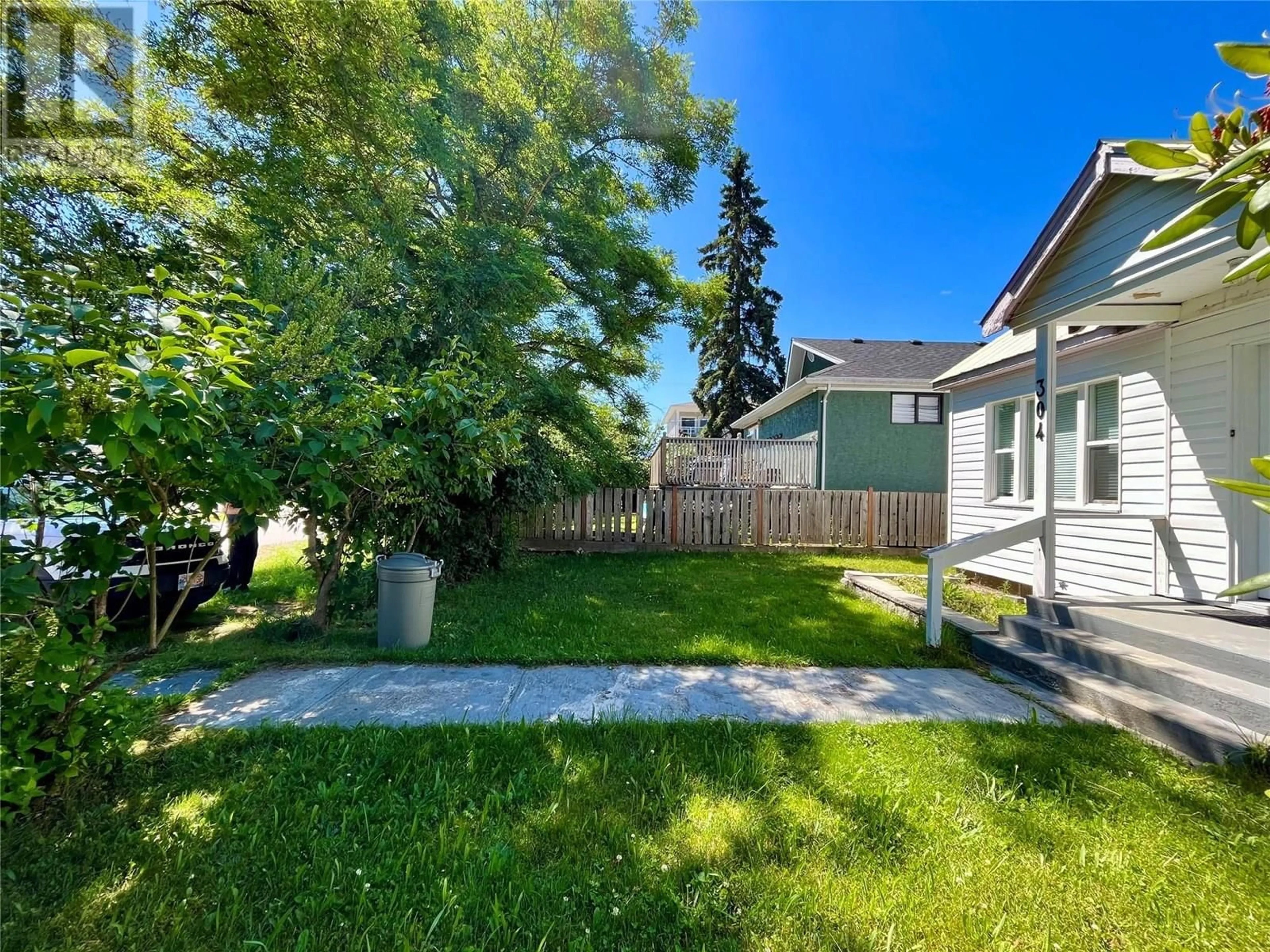 Patio, street for 304 7TH AVENUE NORTHWEST, Nakusp British Columbia V0G1R0