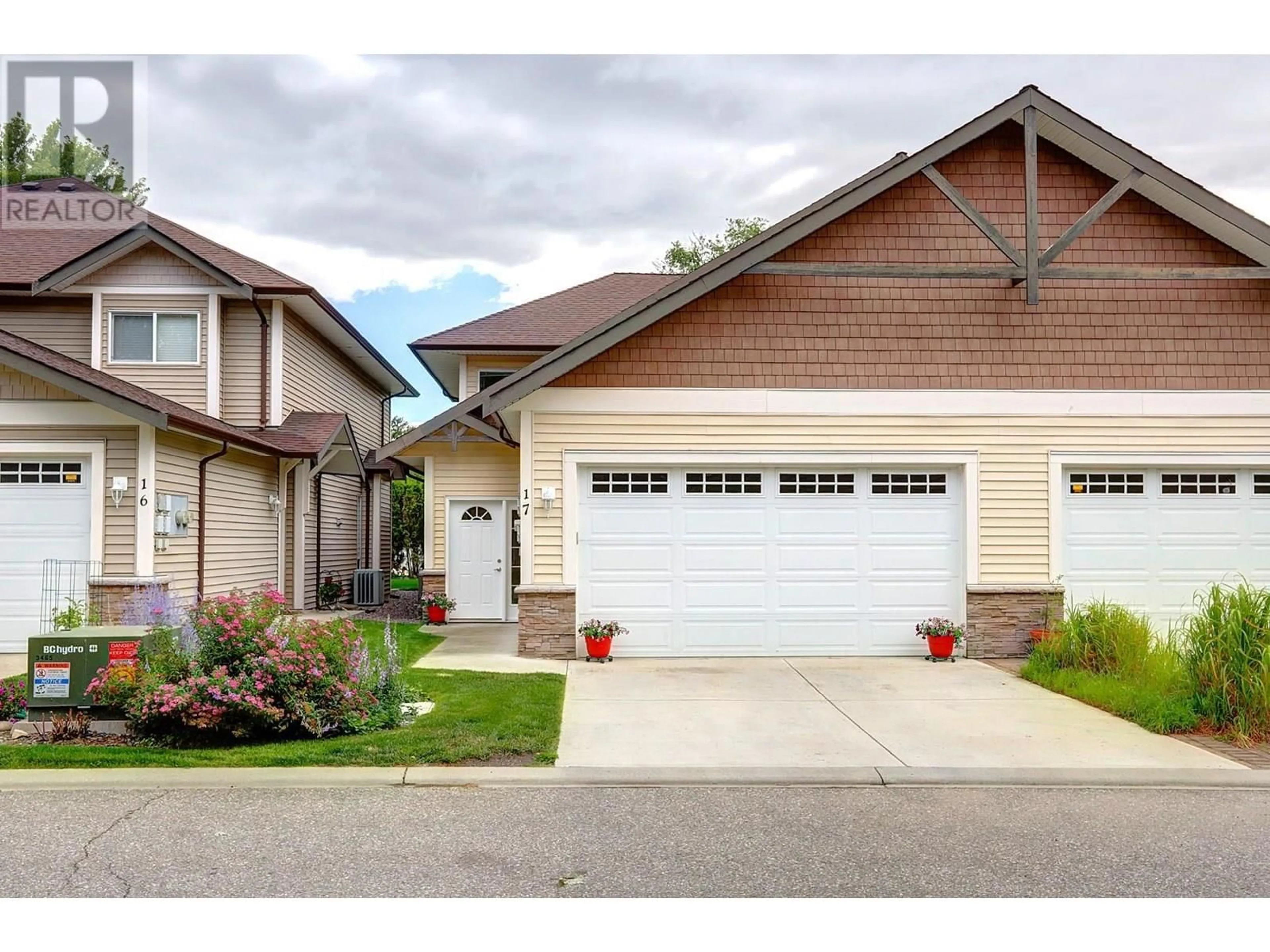 Home with vinyl exterior material, street for 17 - 100 PALMER ROAD, Vernon British Columbia V1H2H8