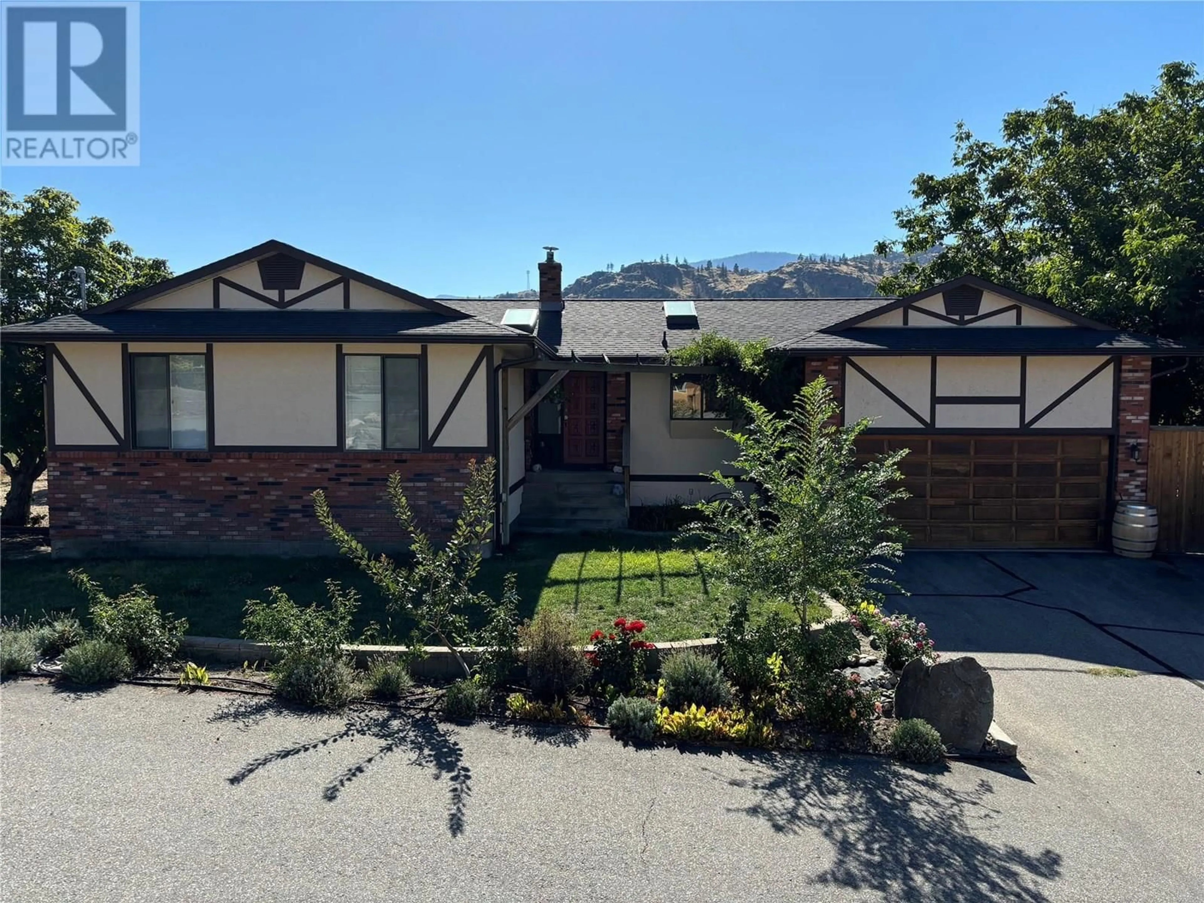 Home with vinyl exterior material, mountain view for 6940 MOUNTAINVIEW DRIVE DRIVE, Oliver British Columbia V0H1T0