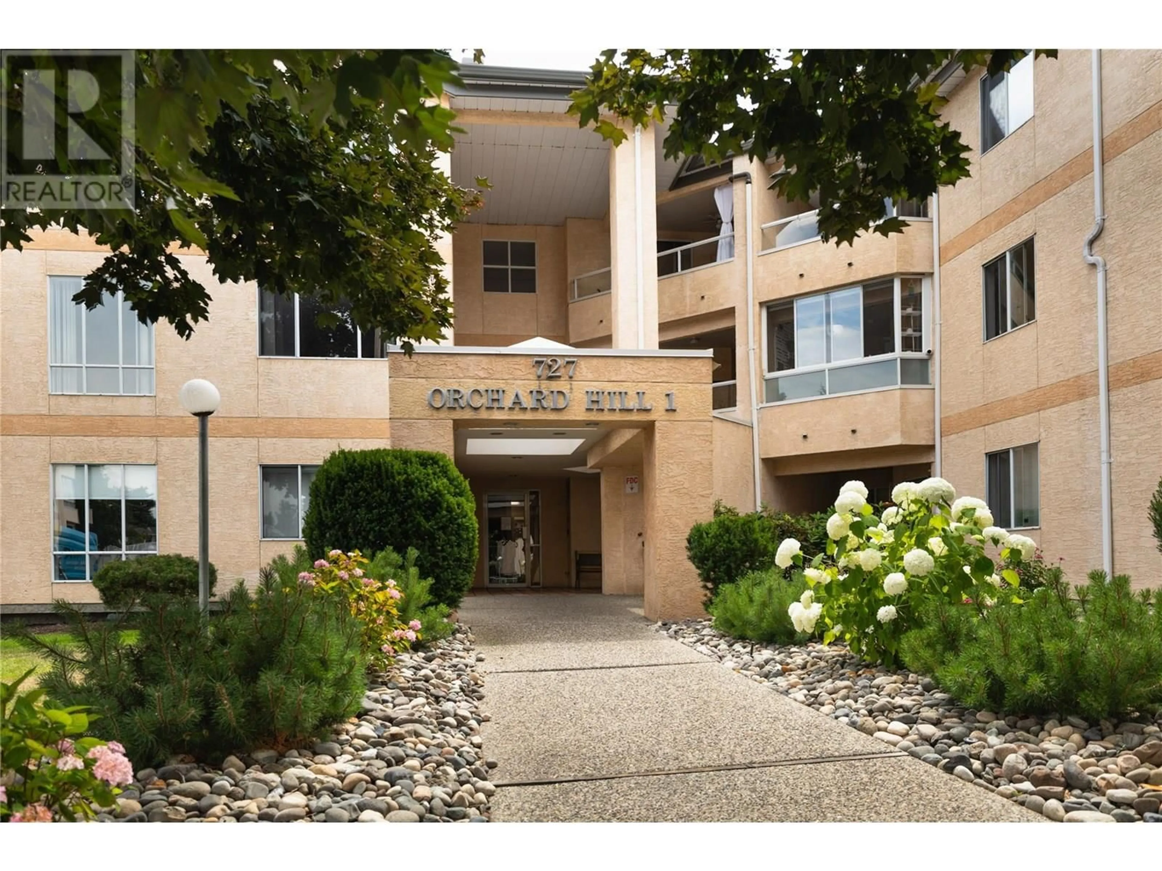 Indoor foyer for 302 - 727 HOUGHTON ROAD, Kelowna British Columbia V1X7J7