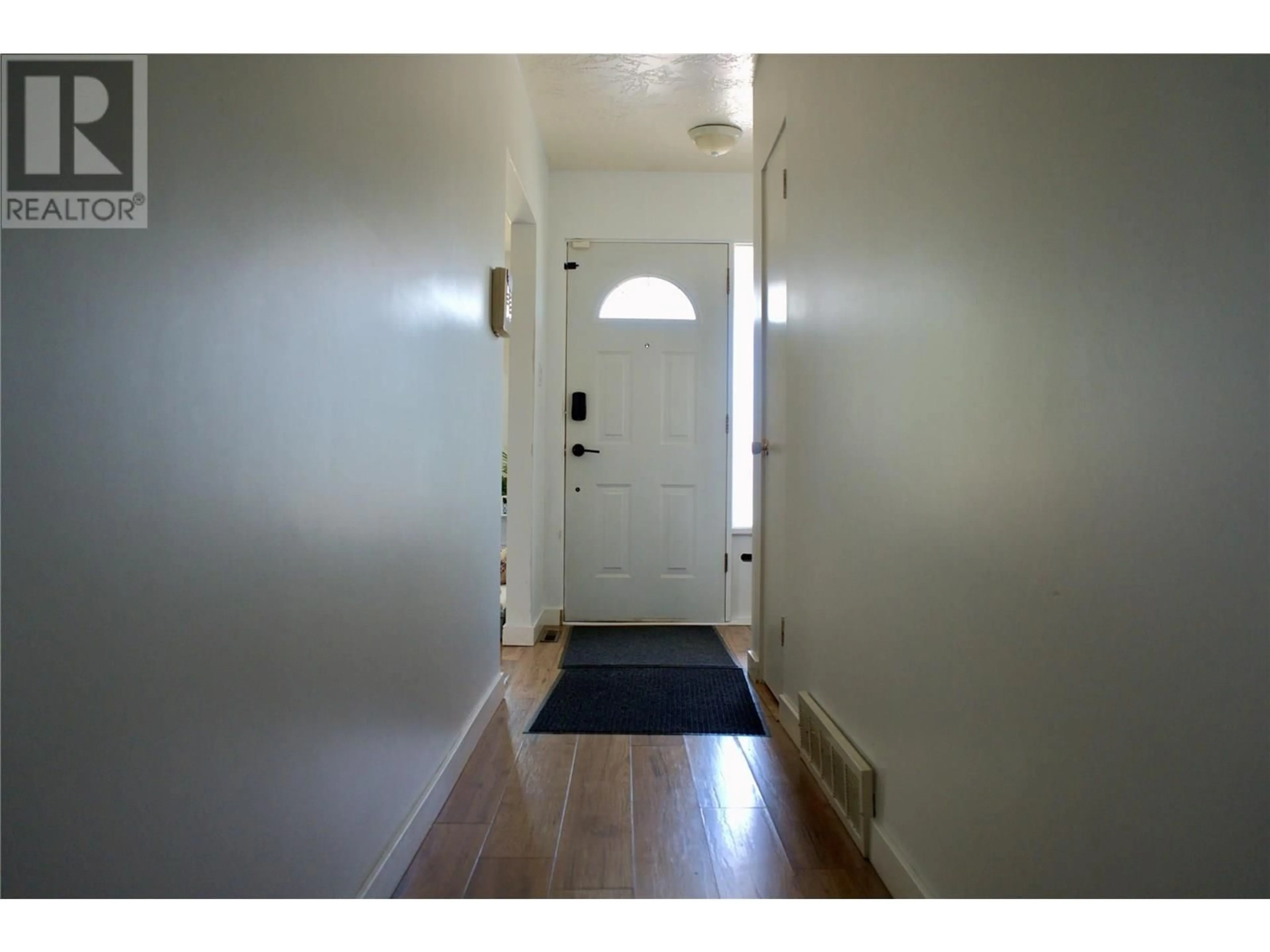 Indoor entryway for 873 107 AVENUE, Dawson Creek British Columbia V1G2R3