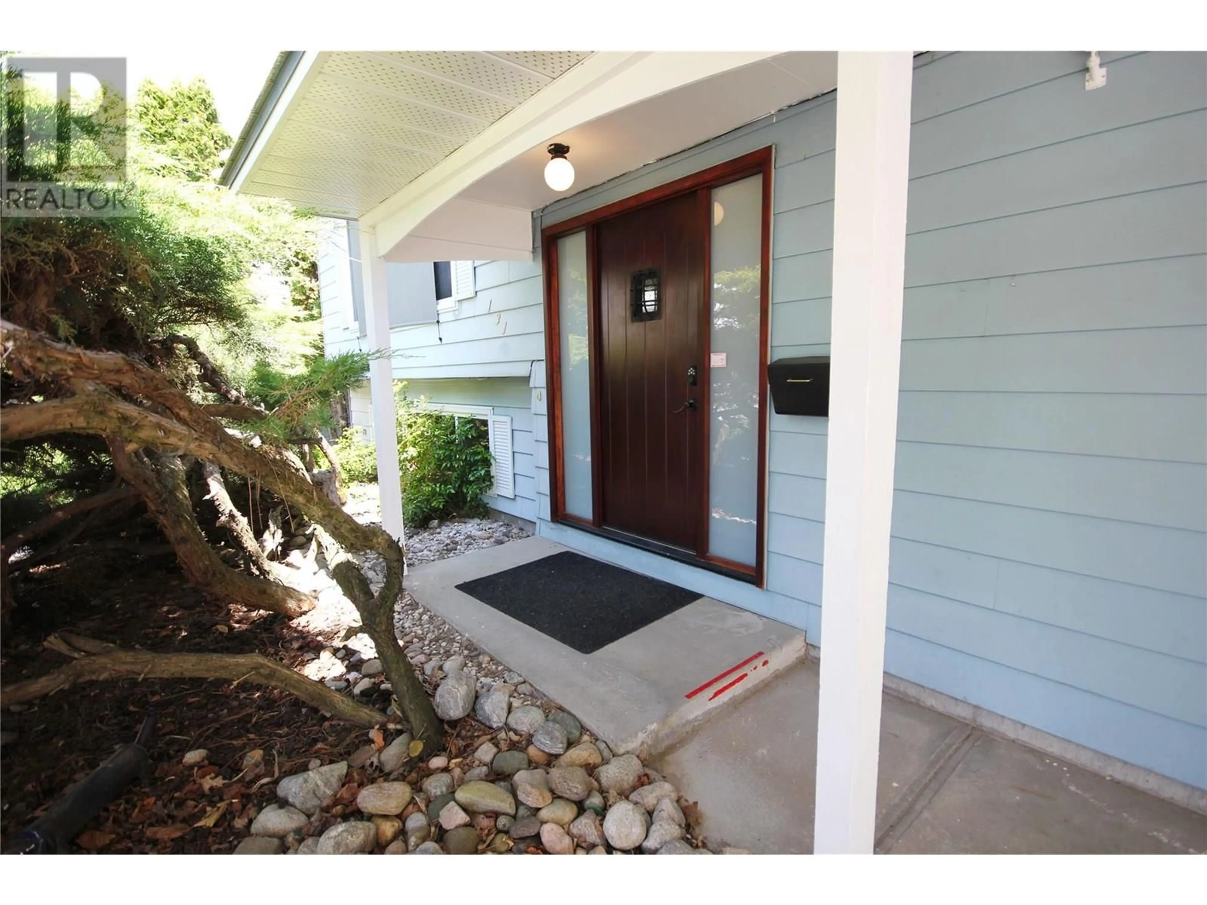 Indoor entryway for 131 CLELAND DRIVE, Penticton British Columbia V2A7H4