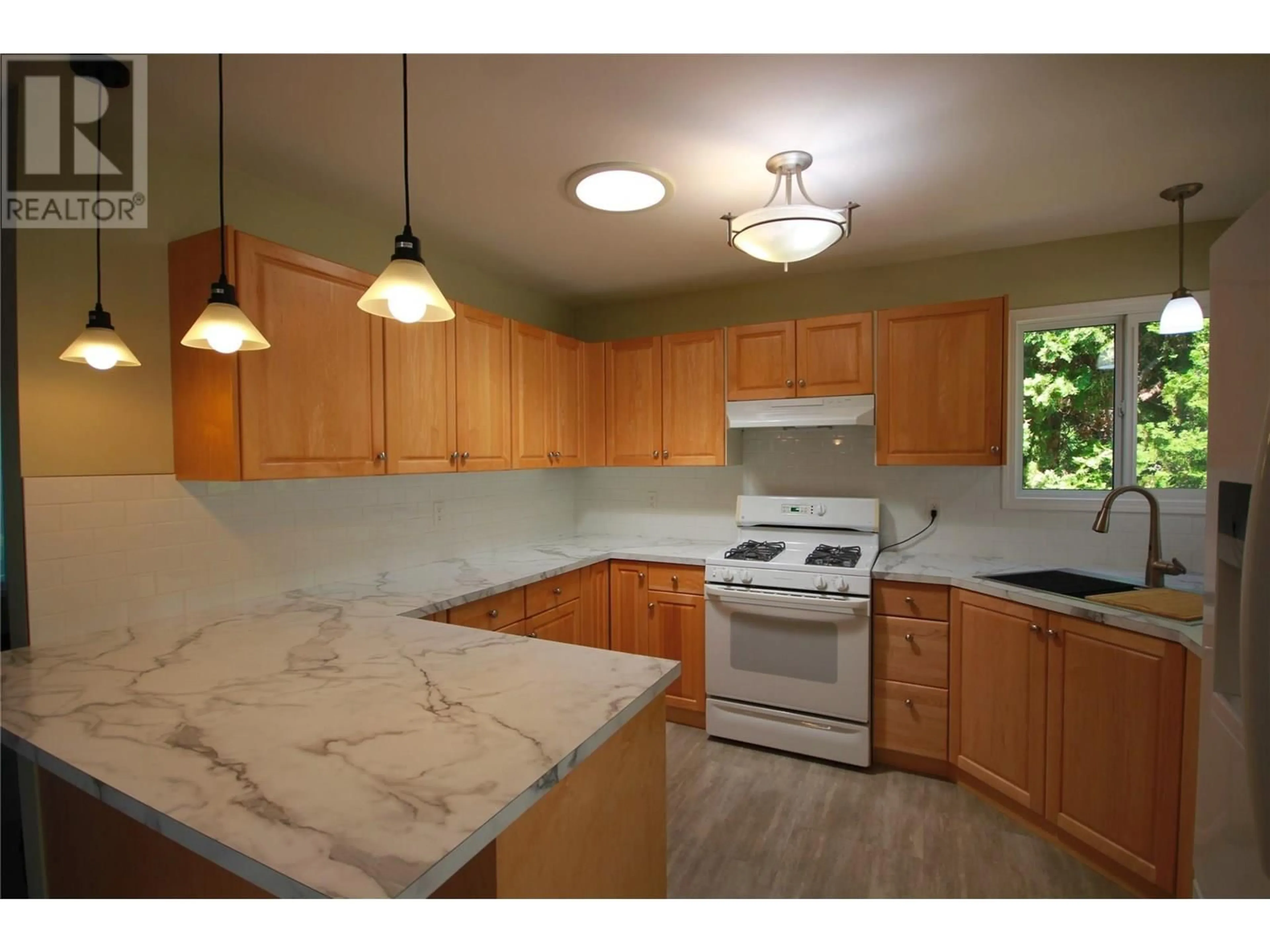 Standard kitchen, ceramic/tile floor for 131 CLELAND DRIVE, Penticton British Columbia V2A7H4