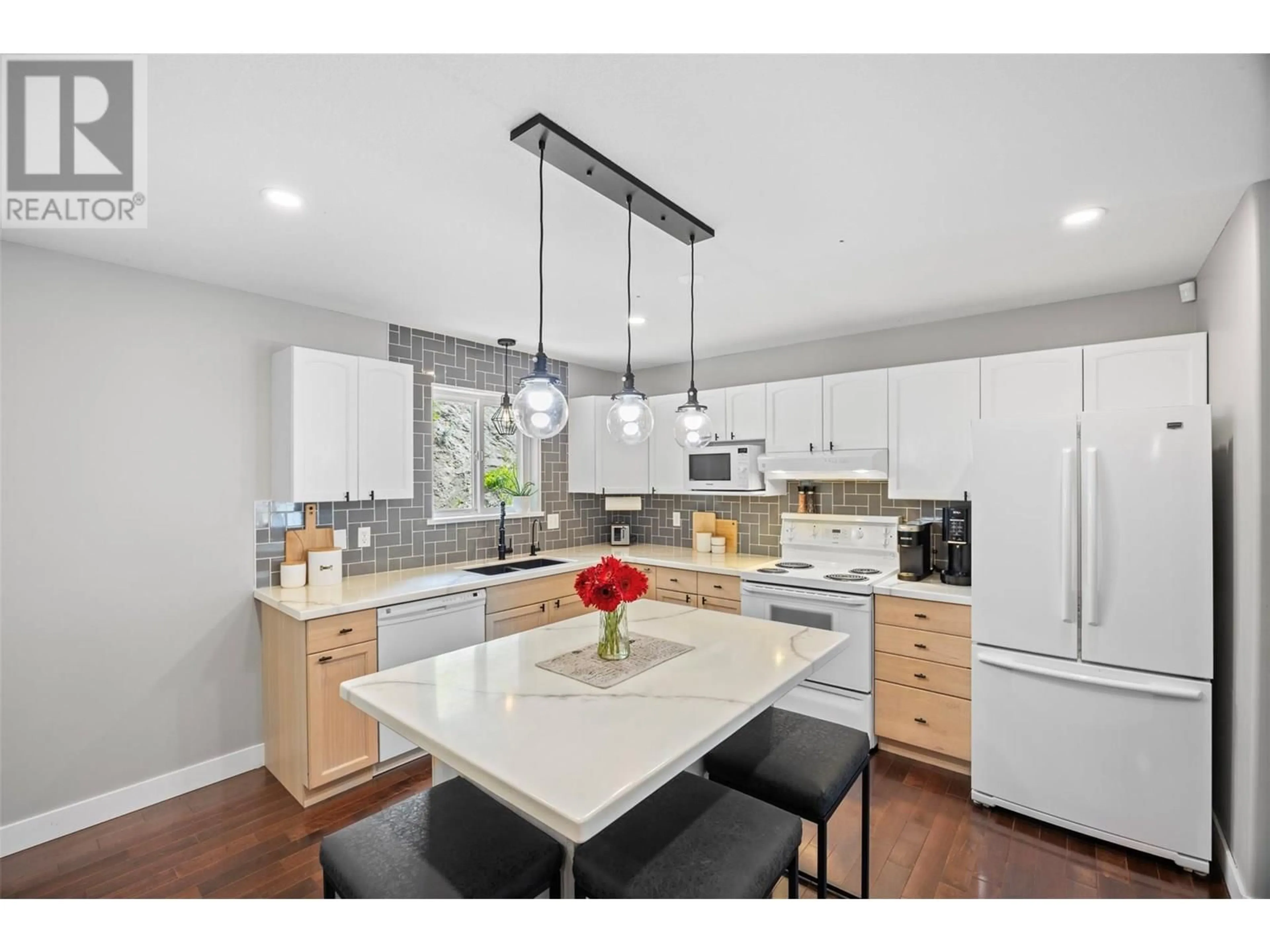 Open concept kitchen, unknown for 1368 SUNSHINE COURT, Kamloops British Columbia V2E2P9