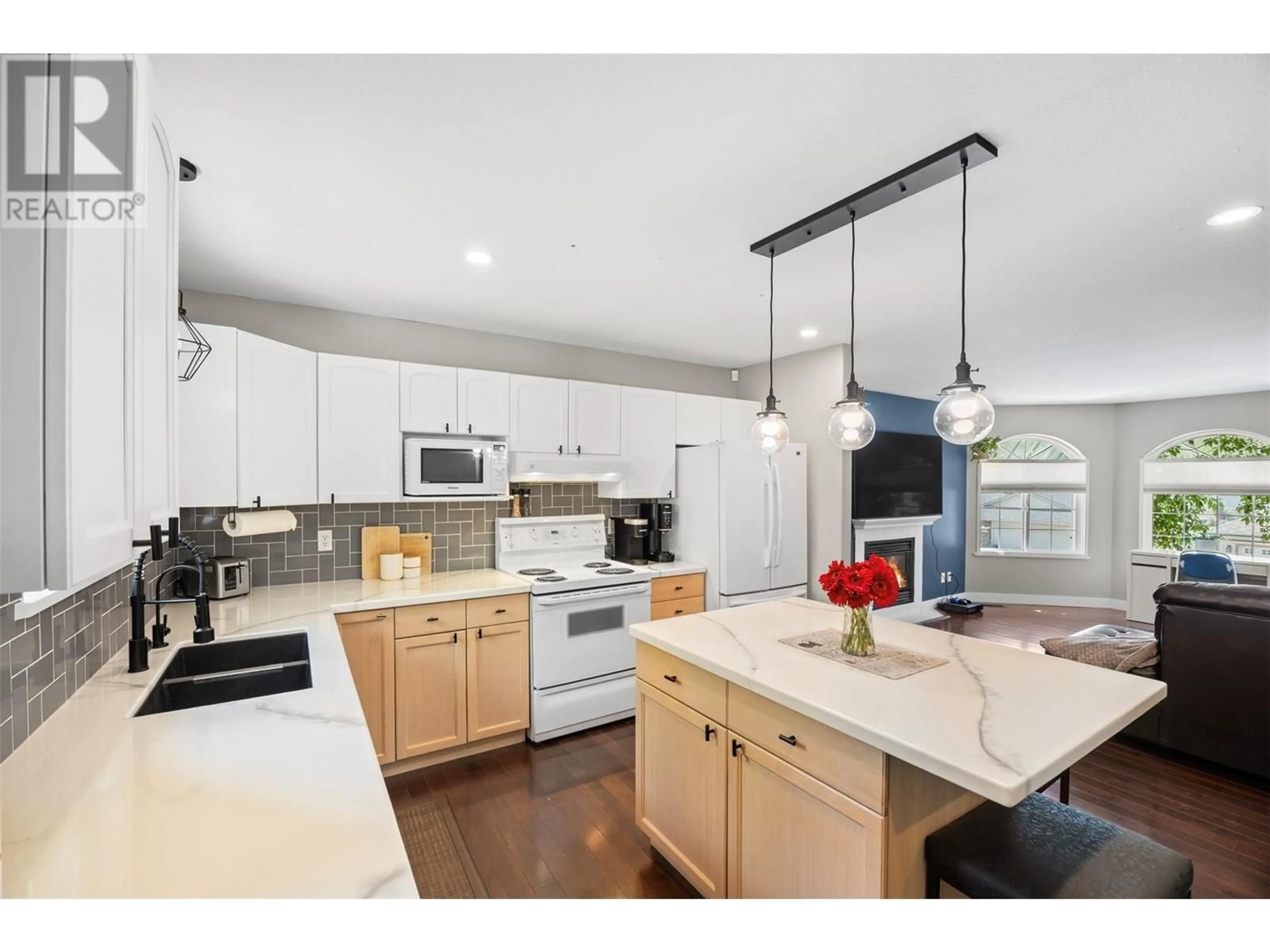 Open concept kitchen, unknown for 1368 SUNSHINE COURT, Kamloops British Columbia V2E2P9