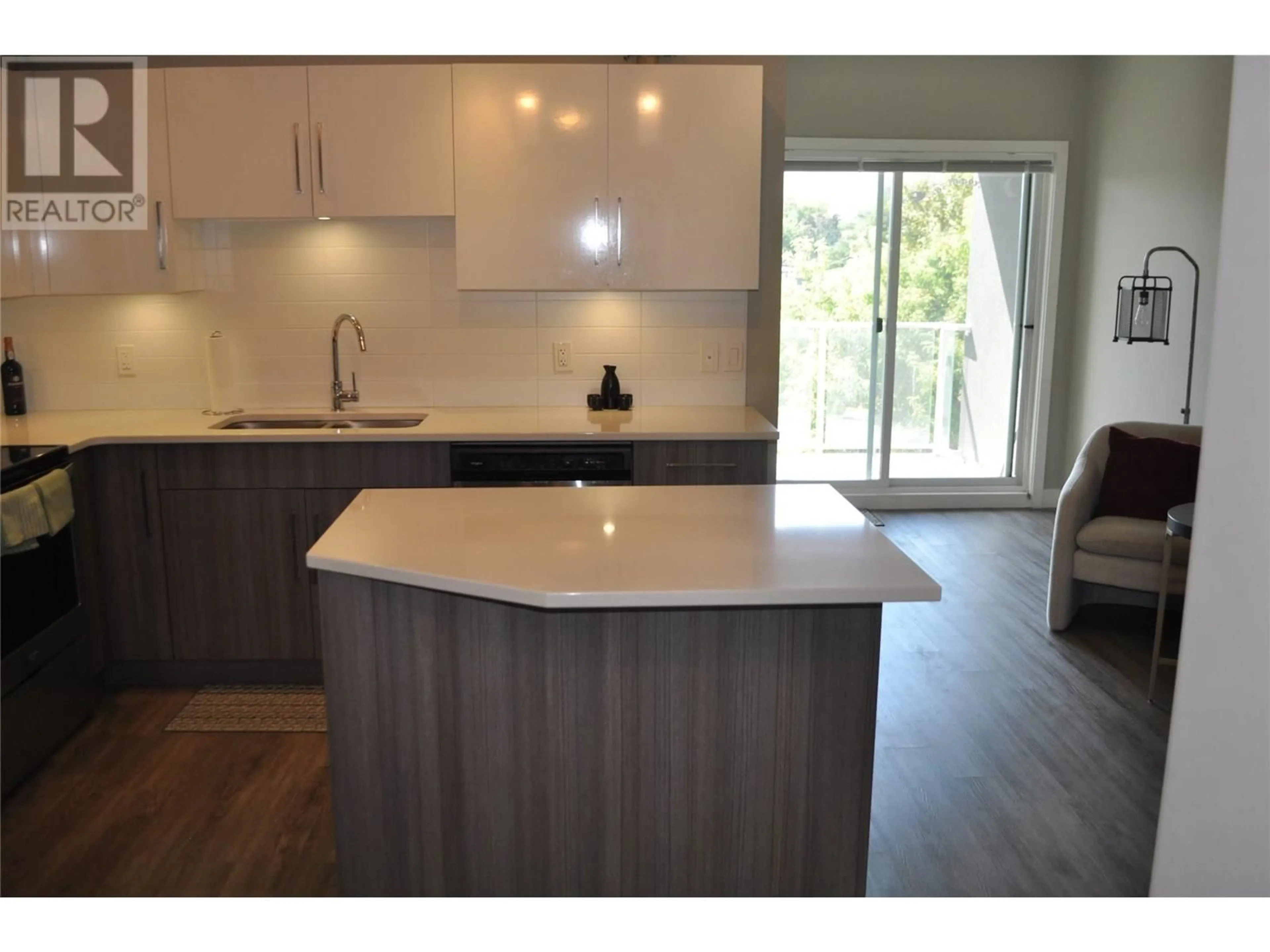 Open concept kitchen, wood/laminate floor for 314 - 3409 28 AVENUE, Vernon British Columbia V1T0B3