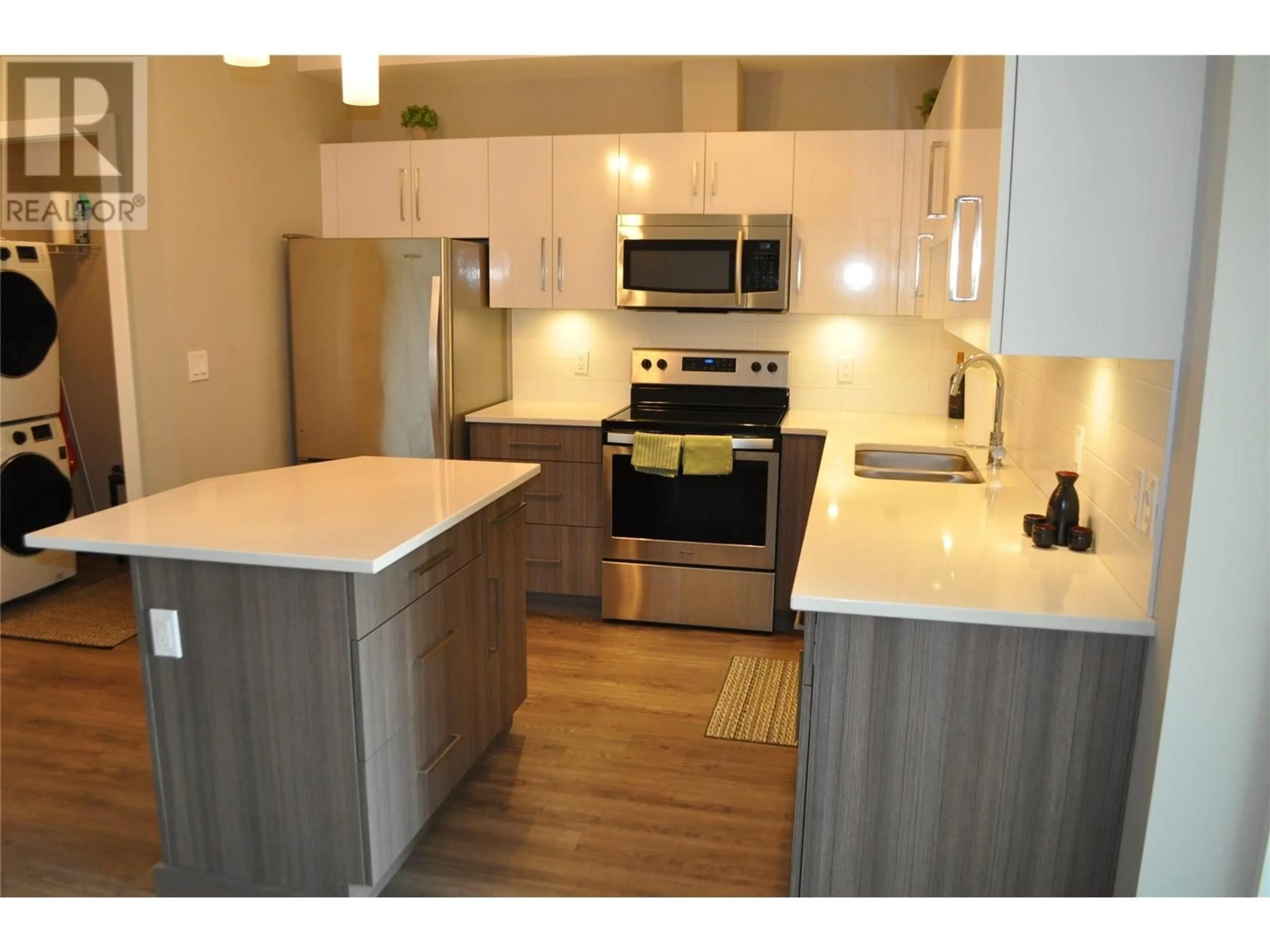 Open concept kitchen, wood/laminate floor for 314 - 3409 28 AVENUE, Vernon British Columbia V1T0B3