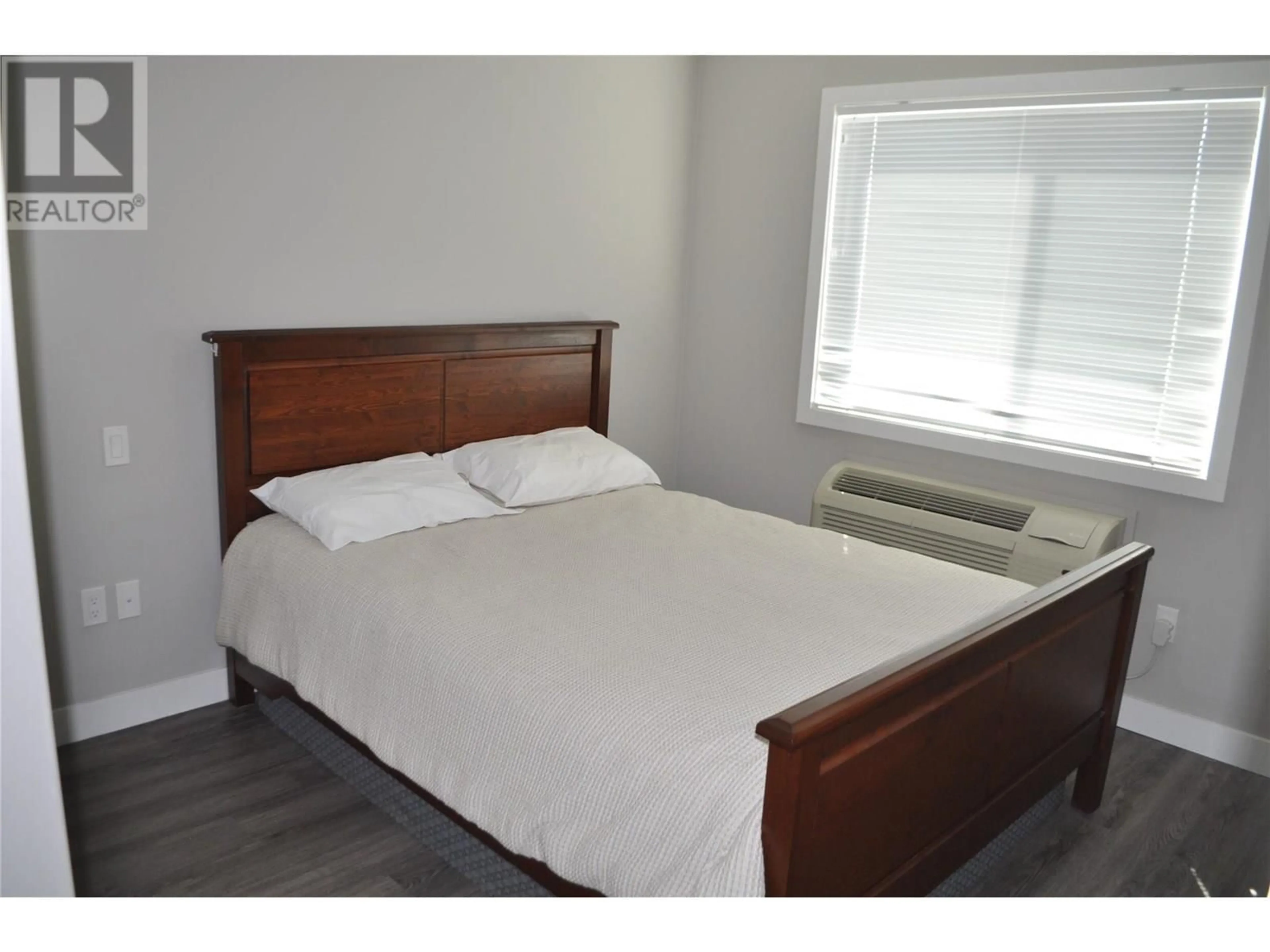 Bedroom with bed, wood/laminate floor for 314 - 3409 28 AVENUE, Vernon British Columbia V1T0B3