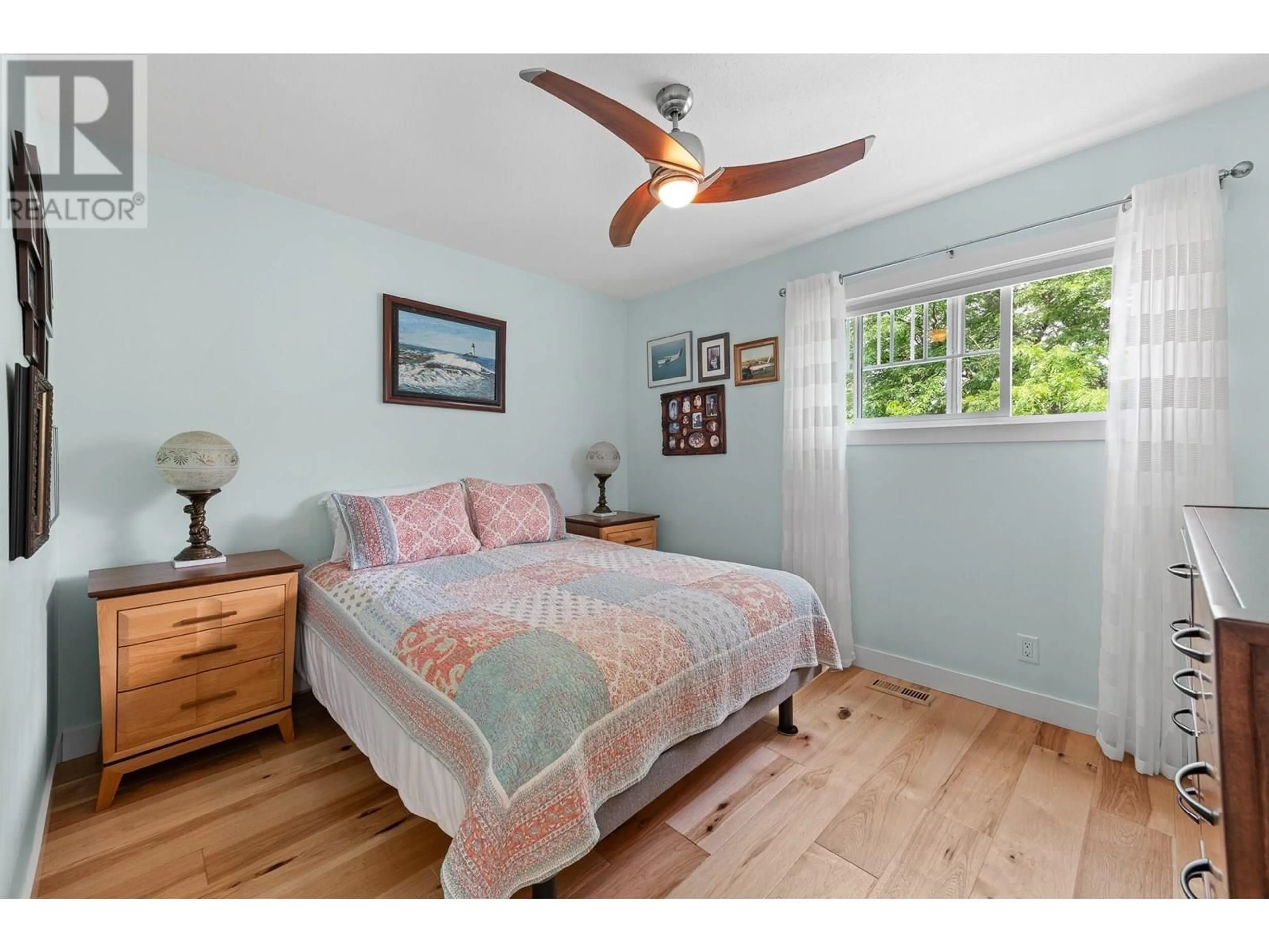 Bedroom with bed, wood/laminate floor for 721 FULLER AVENUE, Kelowna British Columbia V1Y6X2