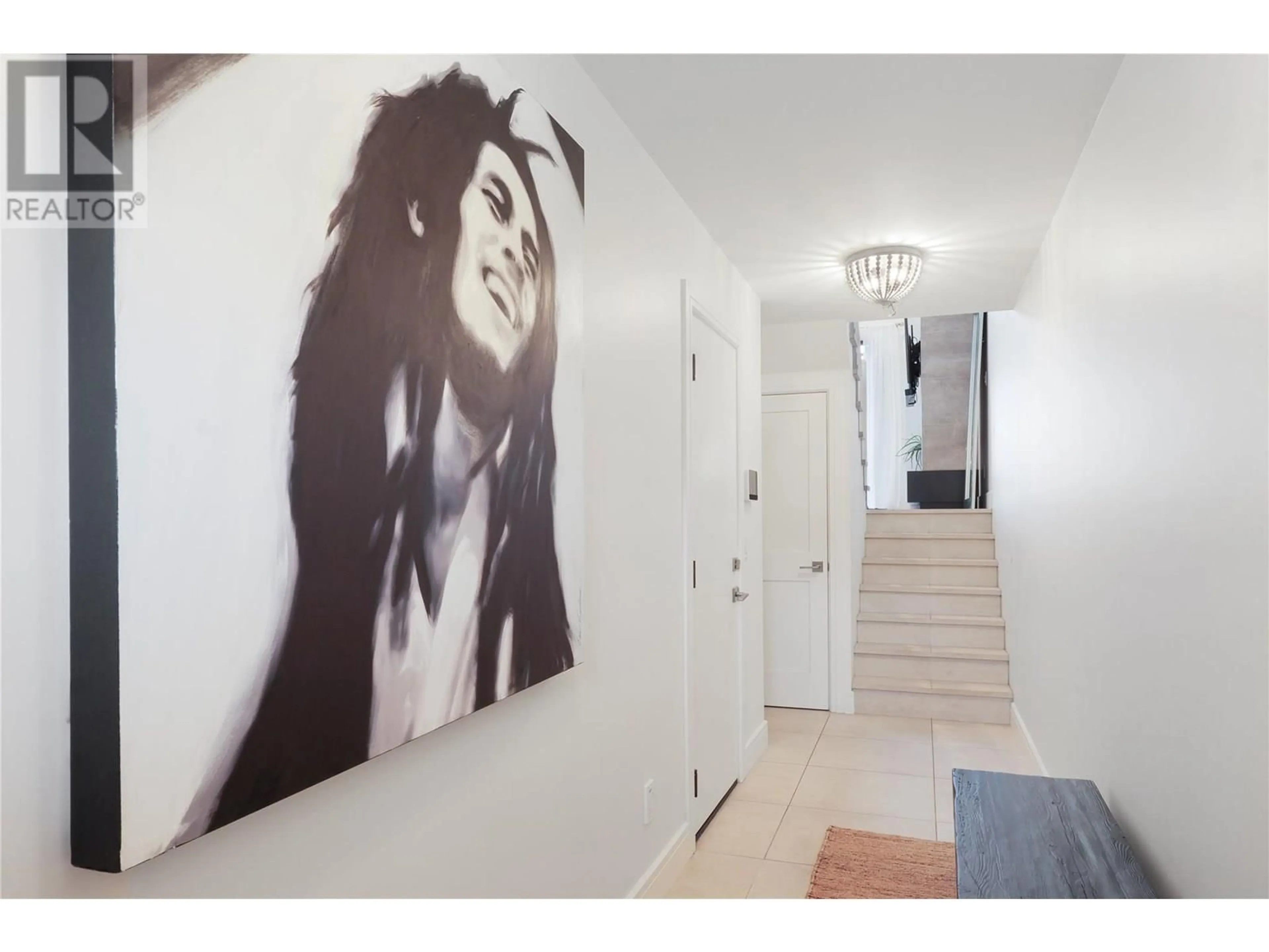 Indoor entryway for 13 - 3756 LAKESHORE ROAD, Kelowna British Columbia V1W3L4