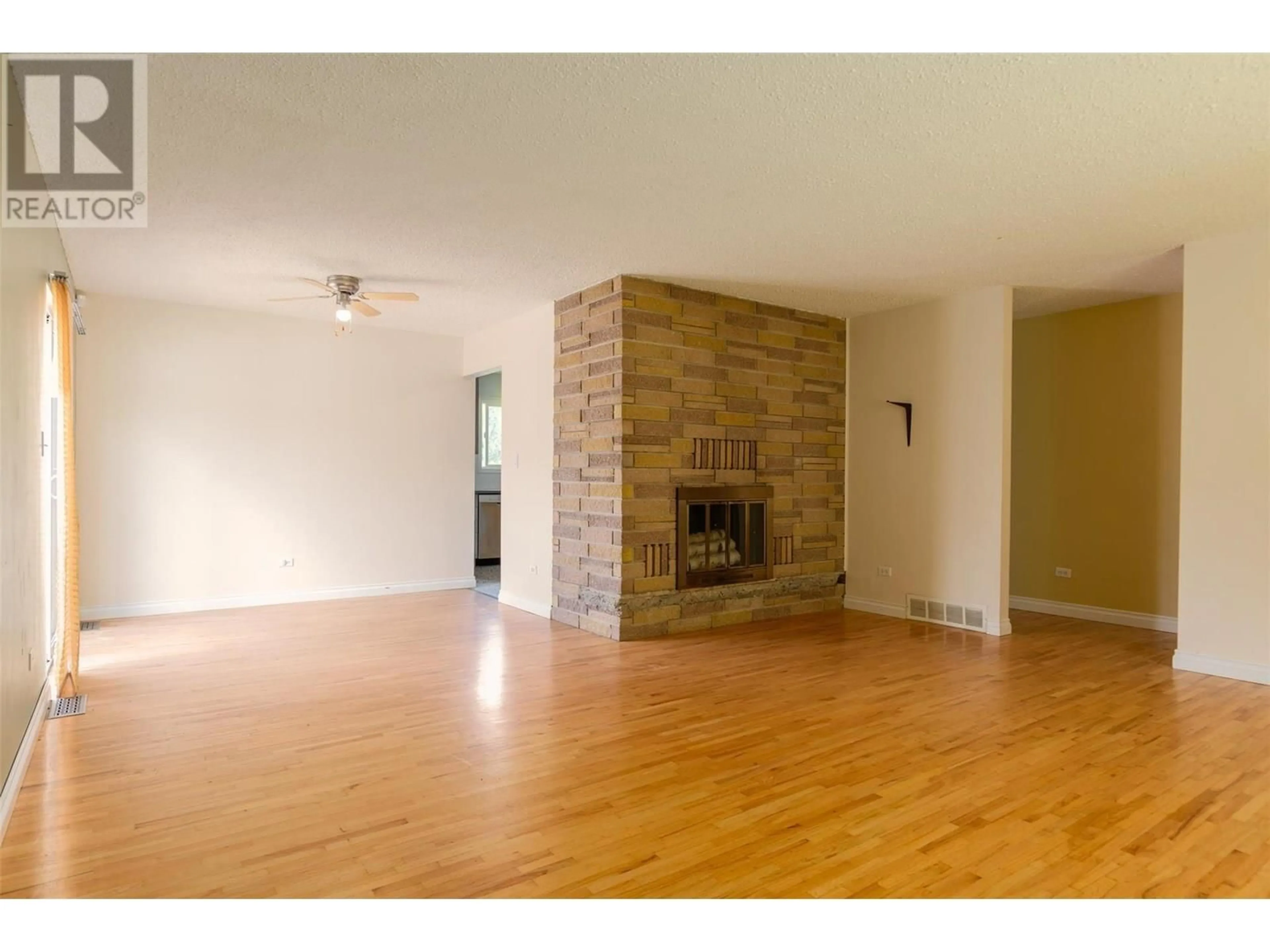 Living room with furniture, wood/laminate floor for 1500 3B HWY OTHER, Fruitvale British Columbia V0G1L1