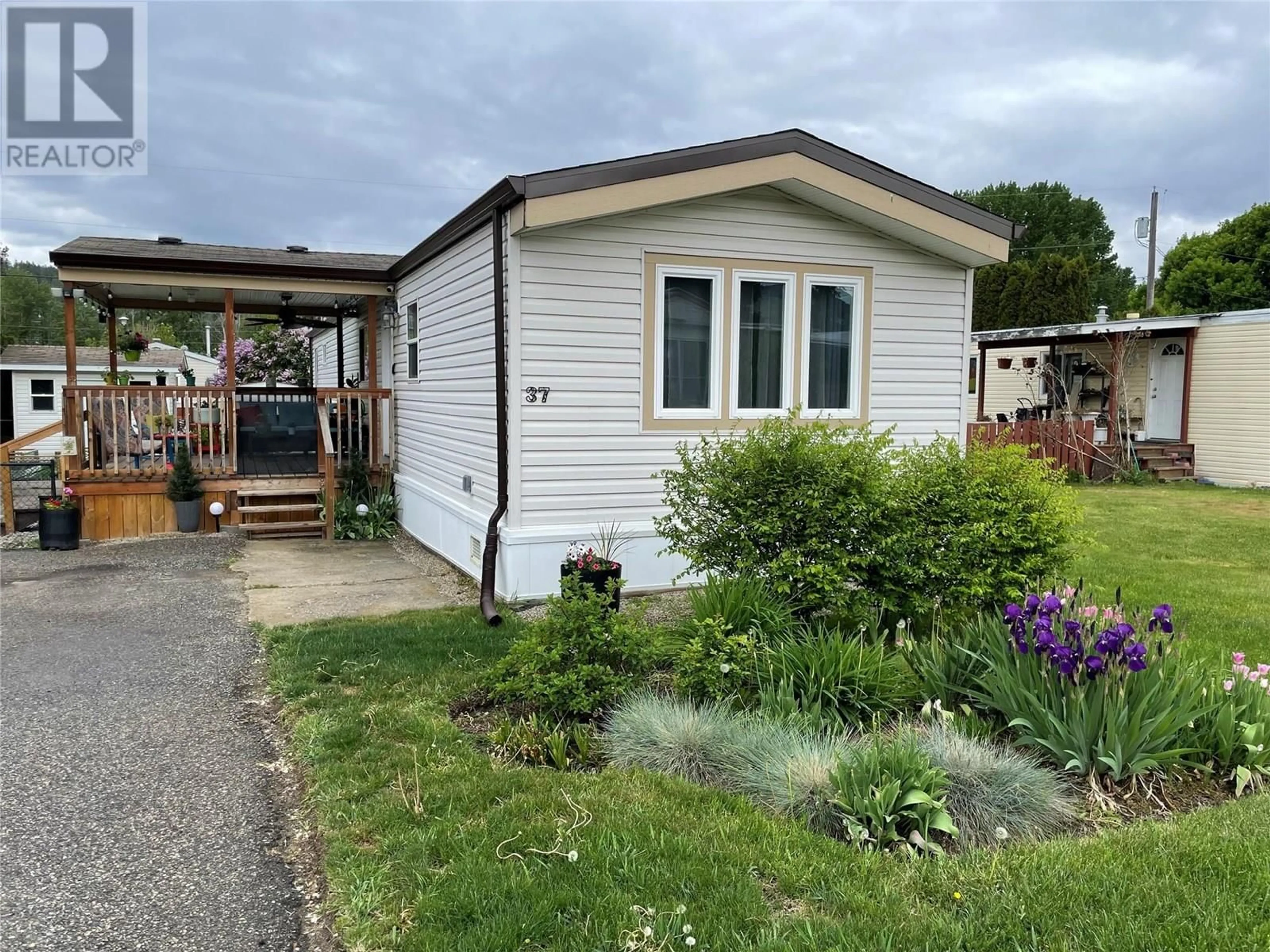 Home with vinyl exterior material, street for 37 - 720 COMMONWEALTH ROAD, Kelowna British Columbia V4V1R3