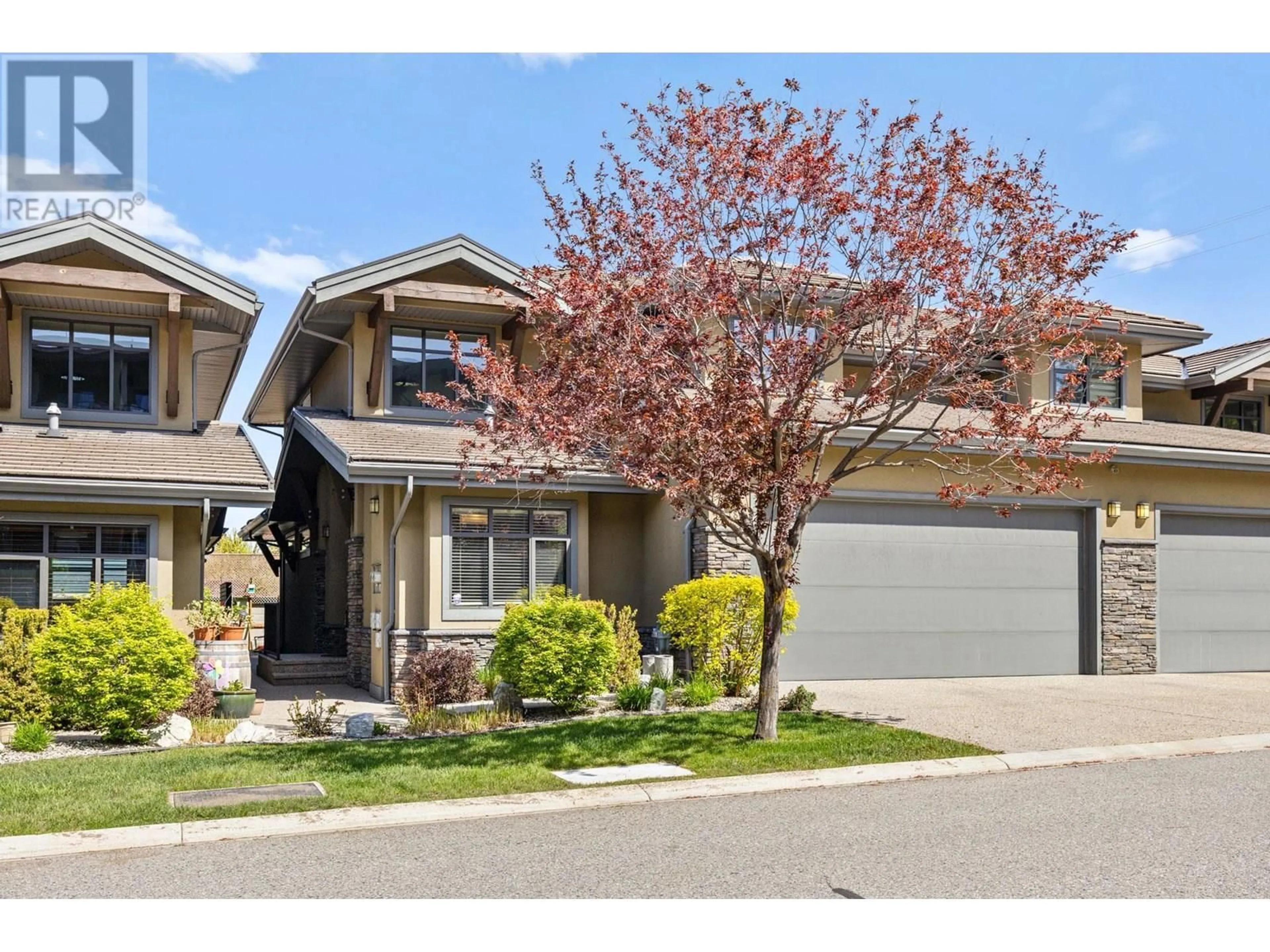 Home with vinyl exterior material, street for 18 - 570 SARSONS ROAD, Kelowna British Columbia V1W5H5