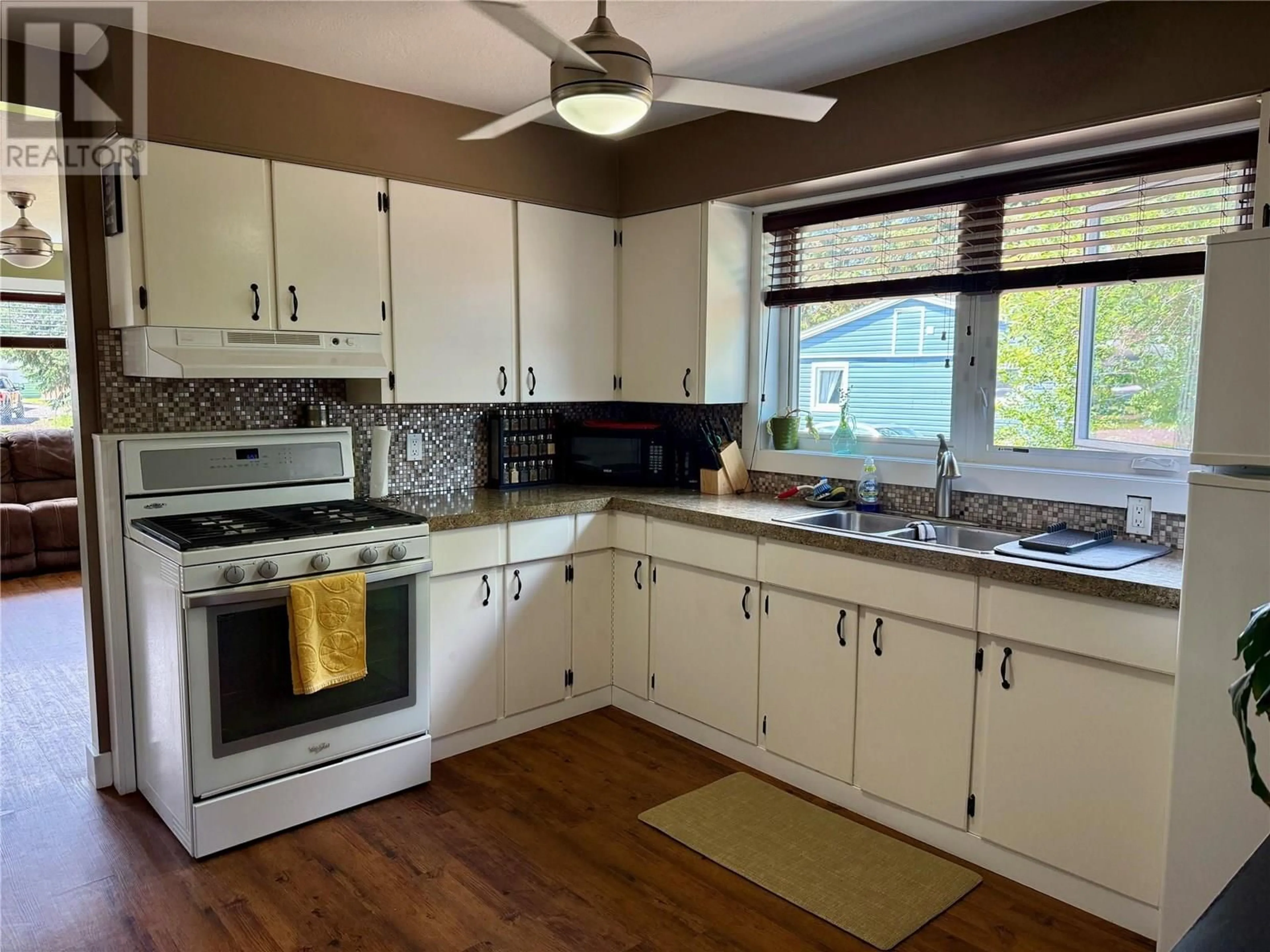 Standard kitchen, unknown for 5207 51 AVENUE, Pouce Coupe British Columbia V0C2C0