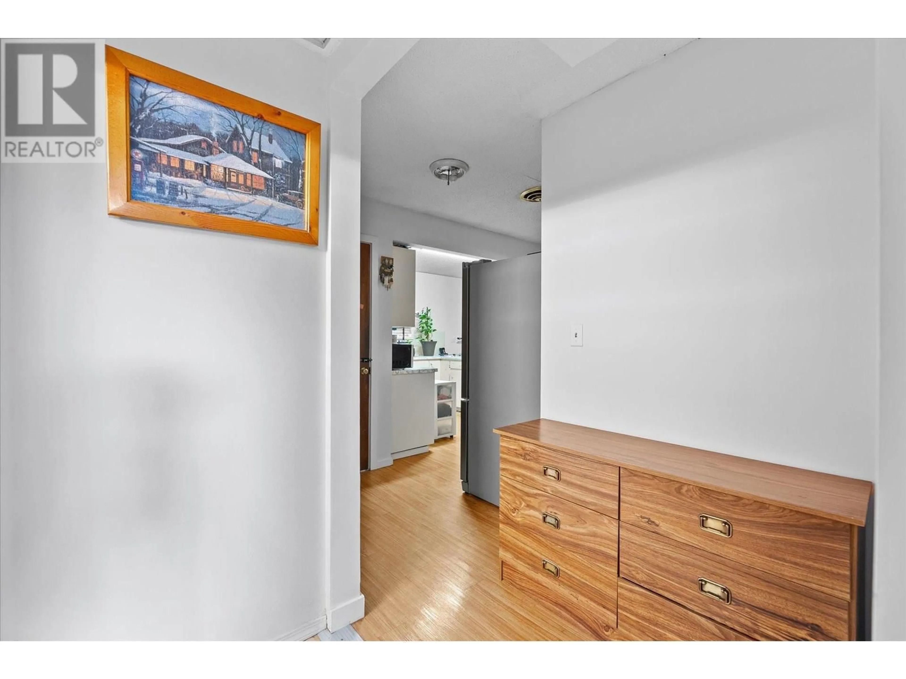 Indoor entryway for 525 DONHAUSER ROAD, Kelowna British Columbia V1X3G1