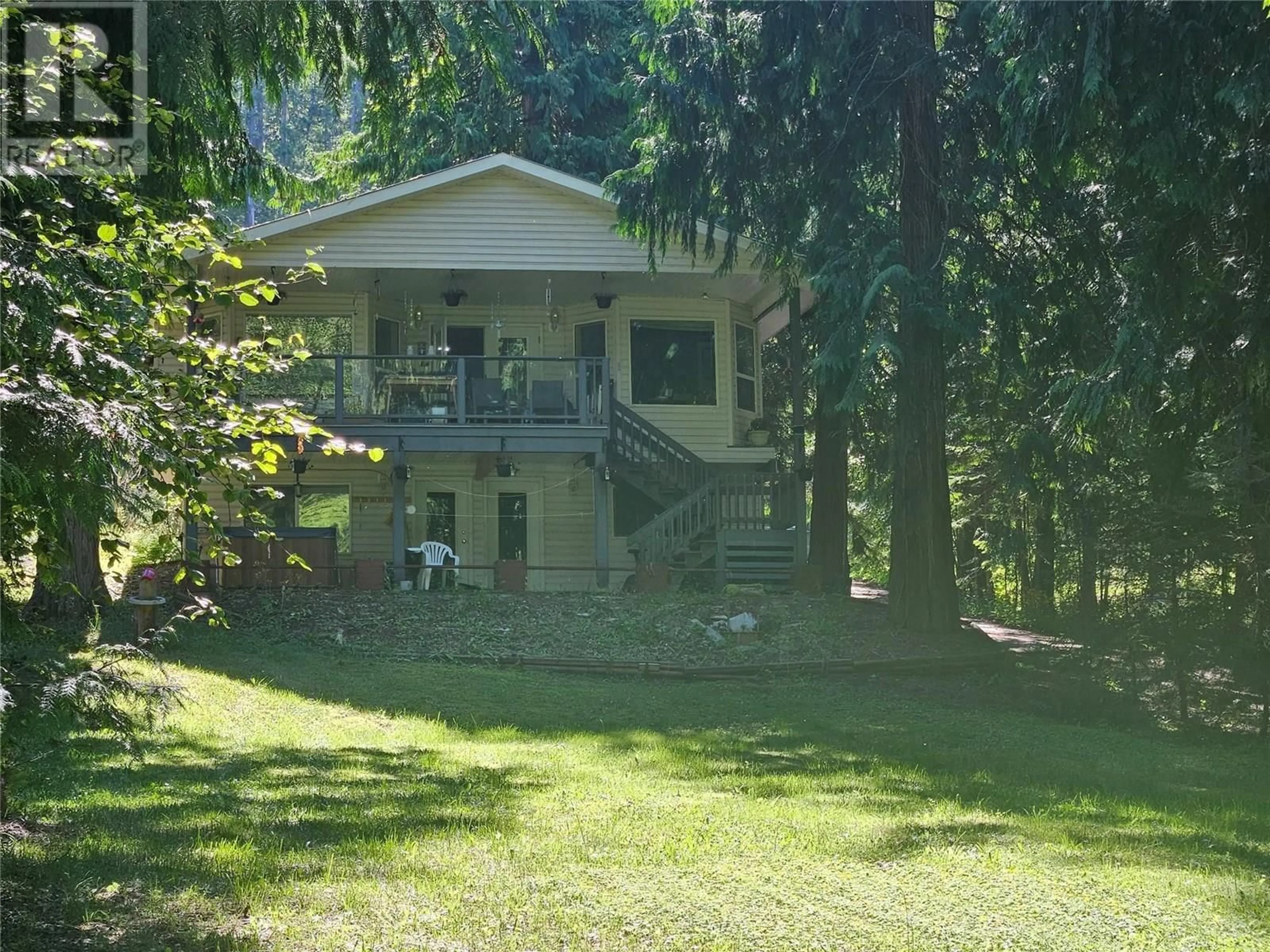 A pic from outside/outdoor area/front of a property/back of a property/a pic from drone, unknown for 534 BAYVIEW ROAD, Nakusp British Columbia V0G1R1